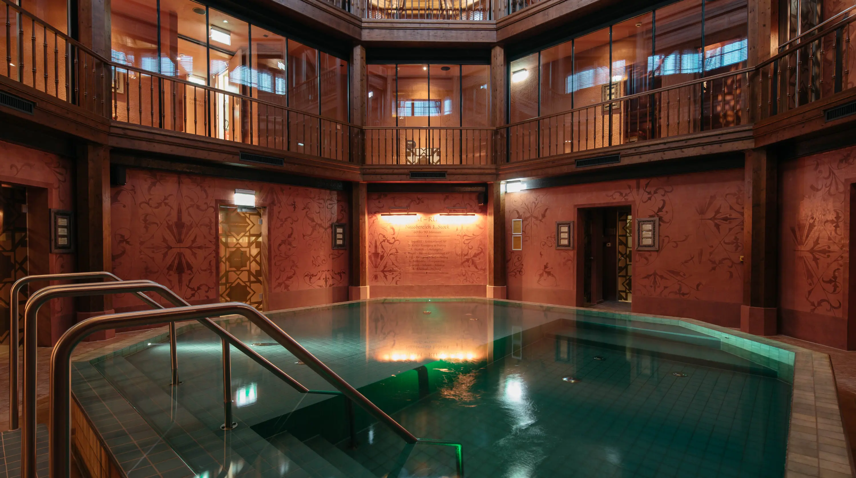 Sicaklik im Hammam – warmes Entspannungsbad unter der 13 Meter hohen Kuppel.