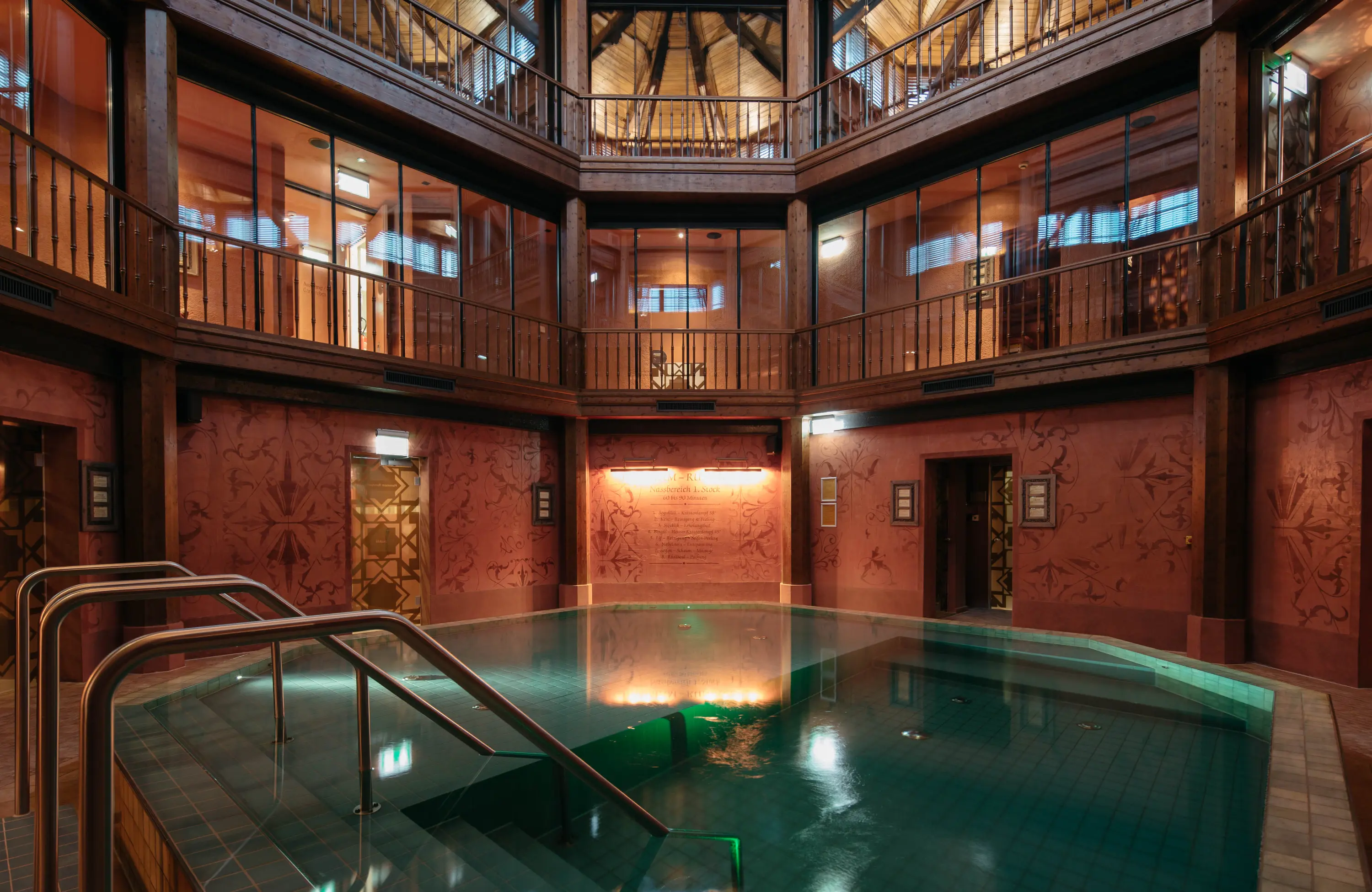 Sicaklik im Hammam – warmes Entspannungsbad unter der 13 Meter hohen Kuppel.