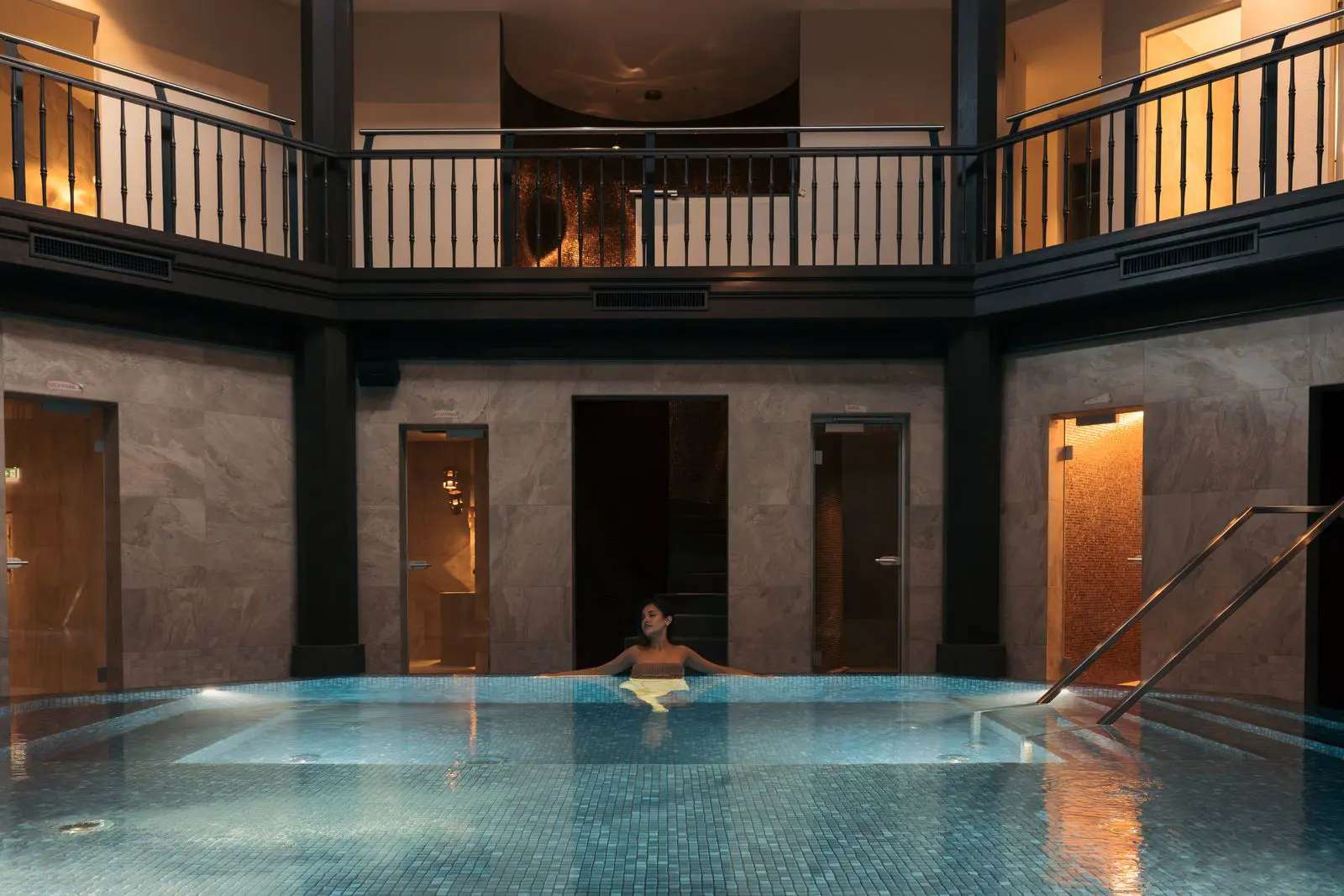 Das umgebaute Oktogon im Hammam Bern mit warmem Wasserbecken