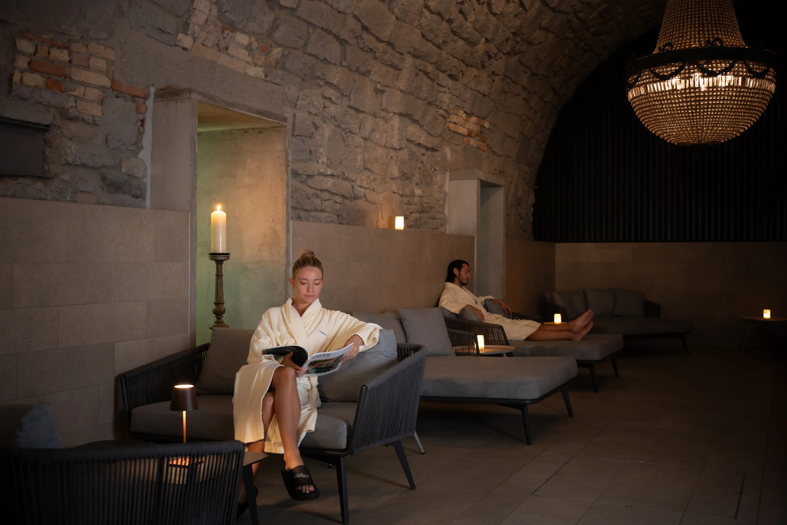 Entspannen und lesen im Ballroom des Hürlimannbad – ein ruhiger Rückzugsort voller Wohlgefühl.