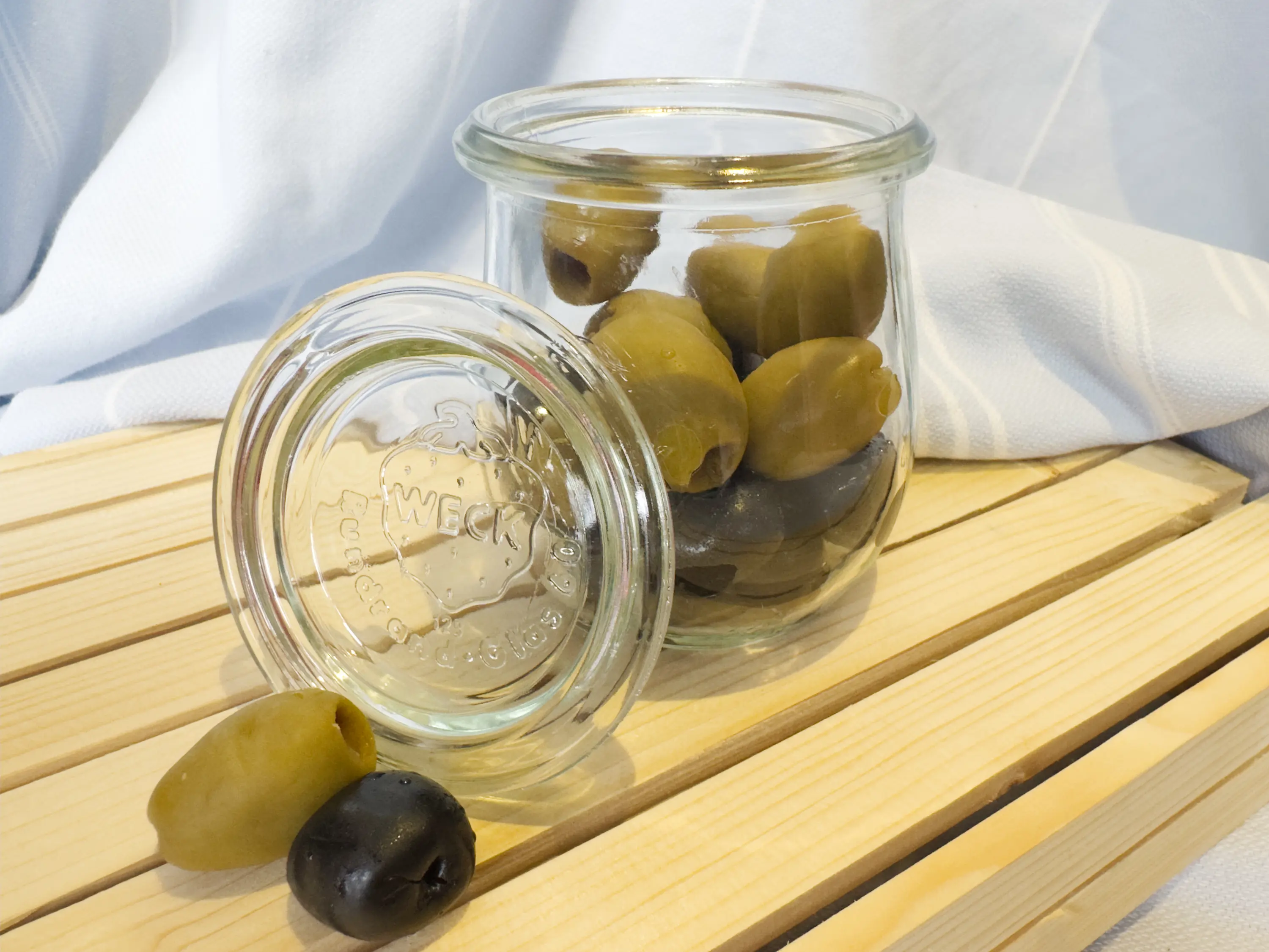 Apéro im Hammam mit Oliven – kleiner Genussmoment in entspannter Atmosphäre.