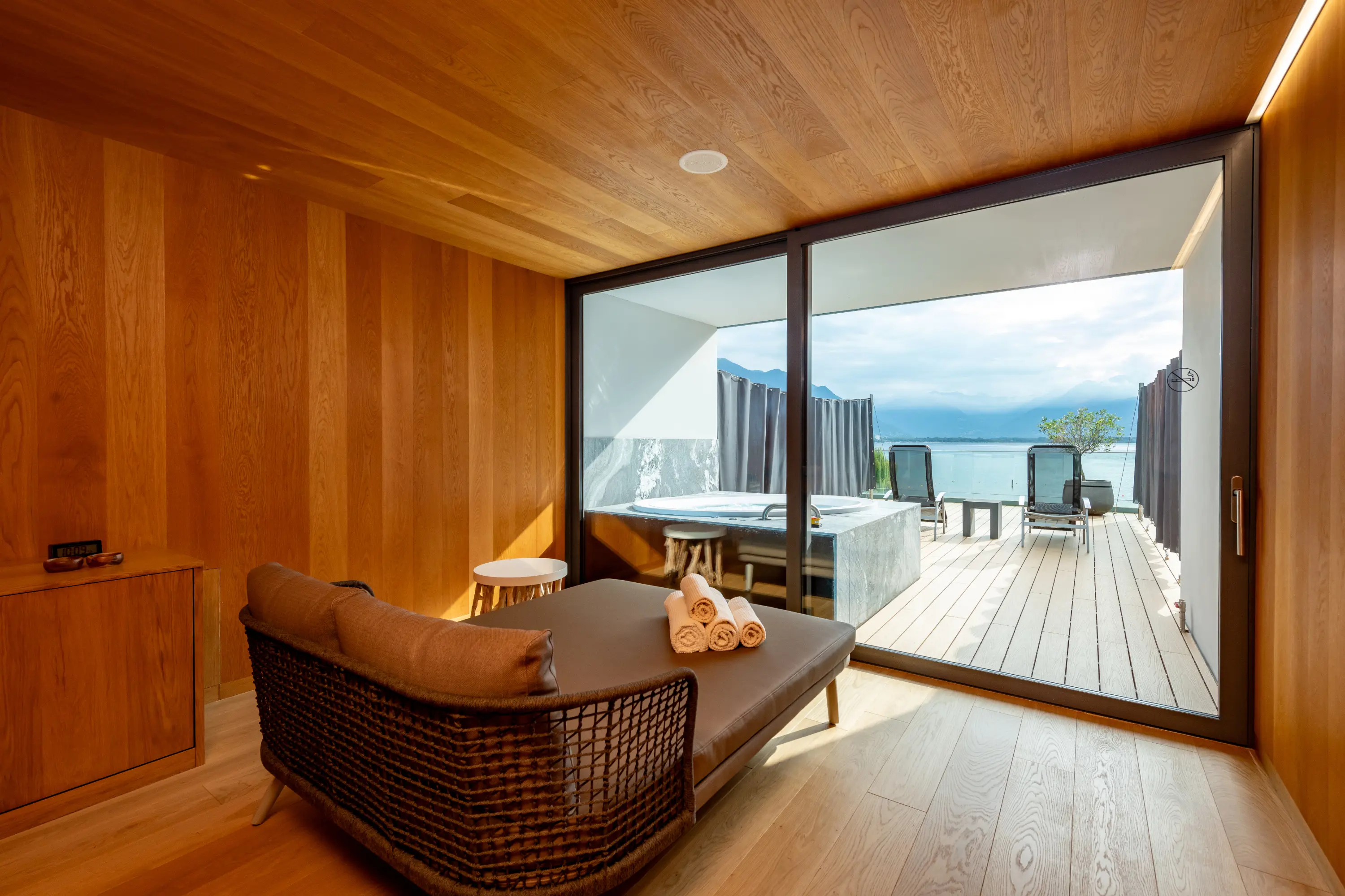 Exklusive Private Spa Suite im Termali Salini Locarno mit Whirlpool, Panorama-Seeblick und stilvoller Terrasse am Lago Maggiore.
