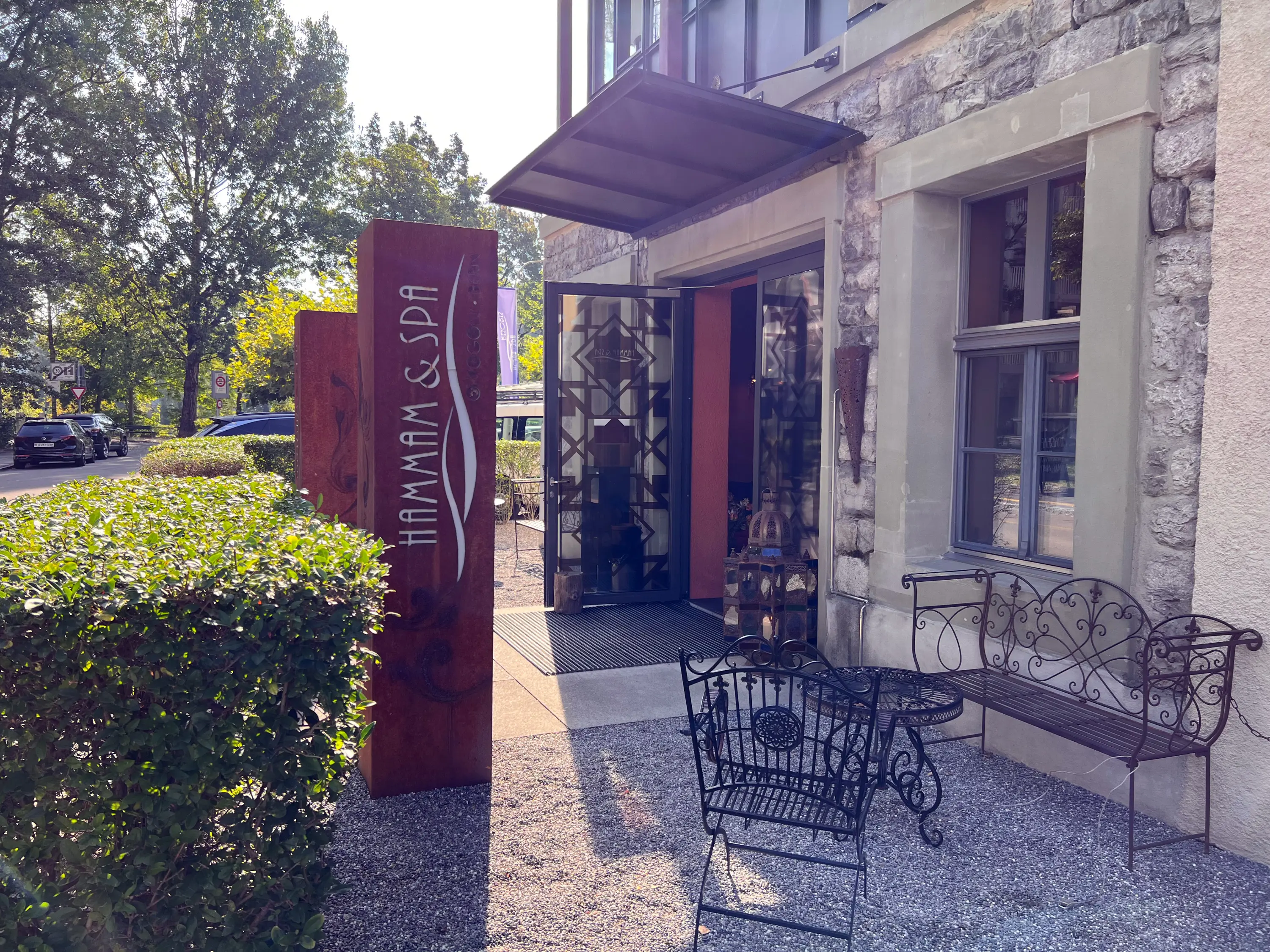 Eingang des Hammam & Spa Oktogon Bern – historische Mauern treffen auf orientalische Architektur 