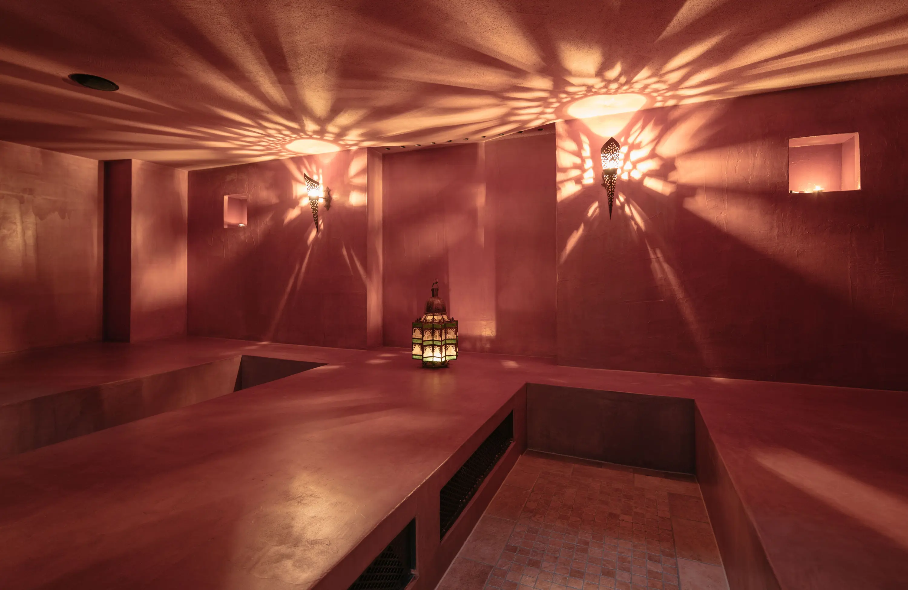 Entspanne auf dem warmen Nabelstein und geniesse die wohltuende Wärme des Hammams.