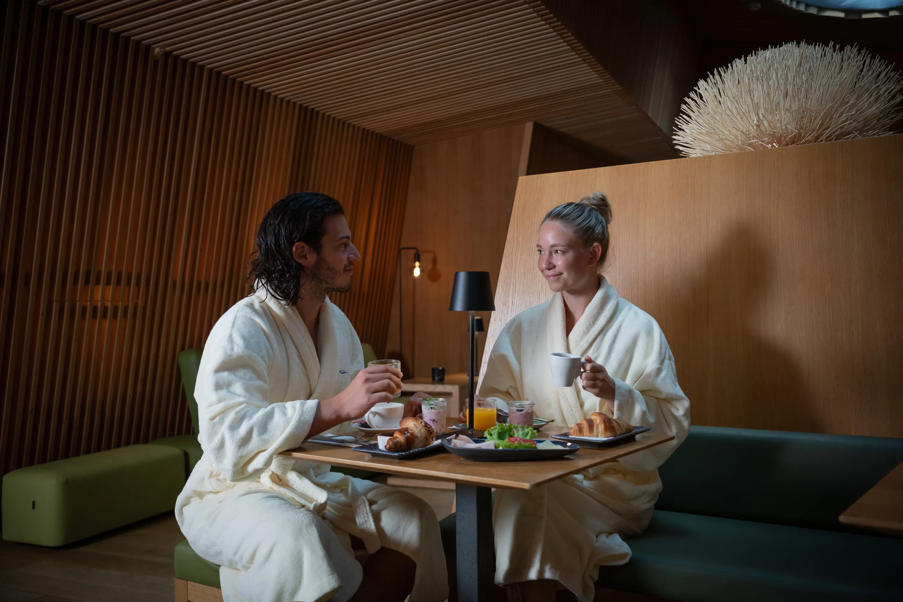 Entspannter Genuss im Bistro des Hürlimannbad Zürich – frische Köstlichkeiten in ruhiger Spa-Atmosphäre.