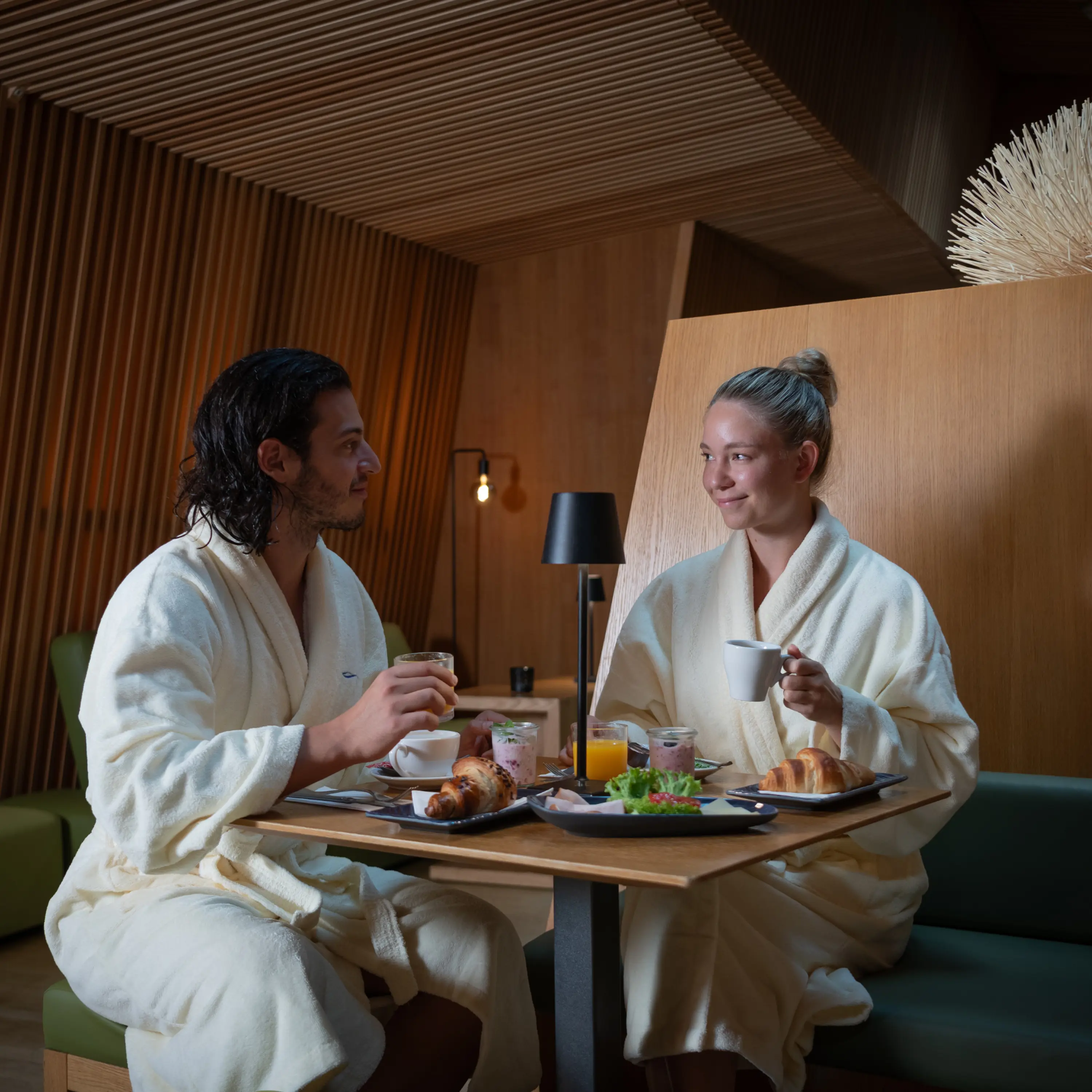 Entspannter Genuss im Bistro des Hürlimannbad Zürich – frische Köstlichkeiten in ruhiger Spa-Atmosphäre.
