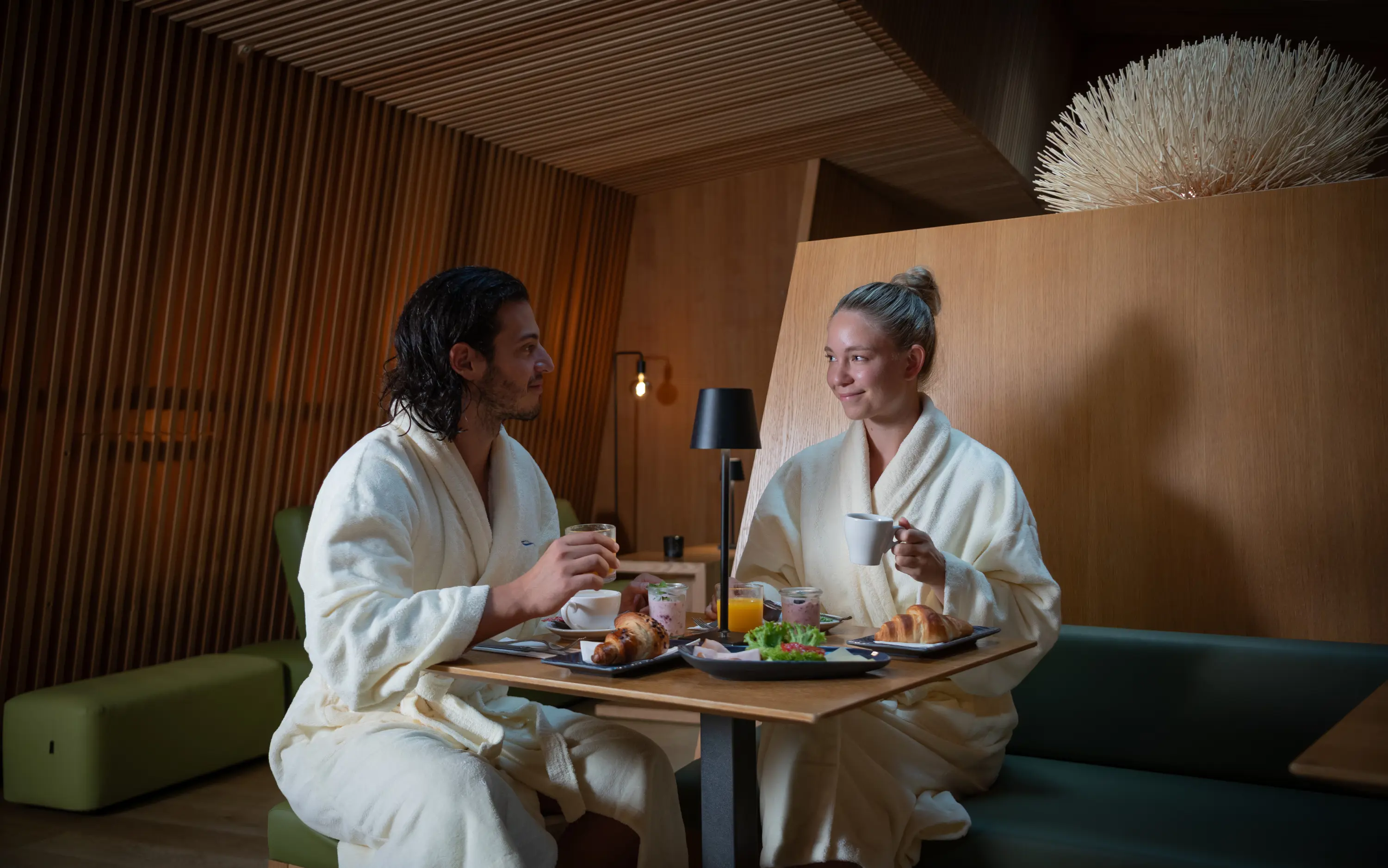 Entspannter Genuss im Bistro des Hürlimannbad Zürich – frische Köstlichkeiten in ruhiger Spa-Atmosphäre.