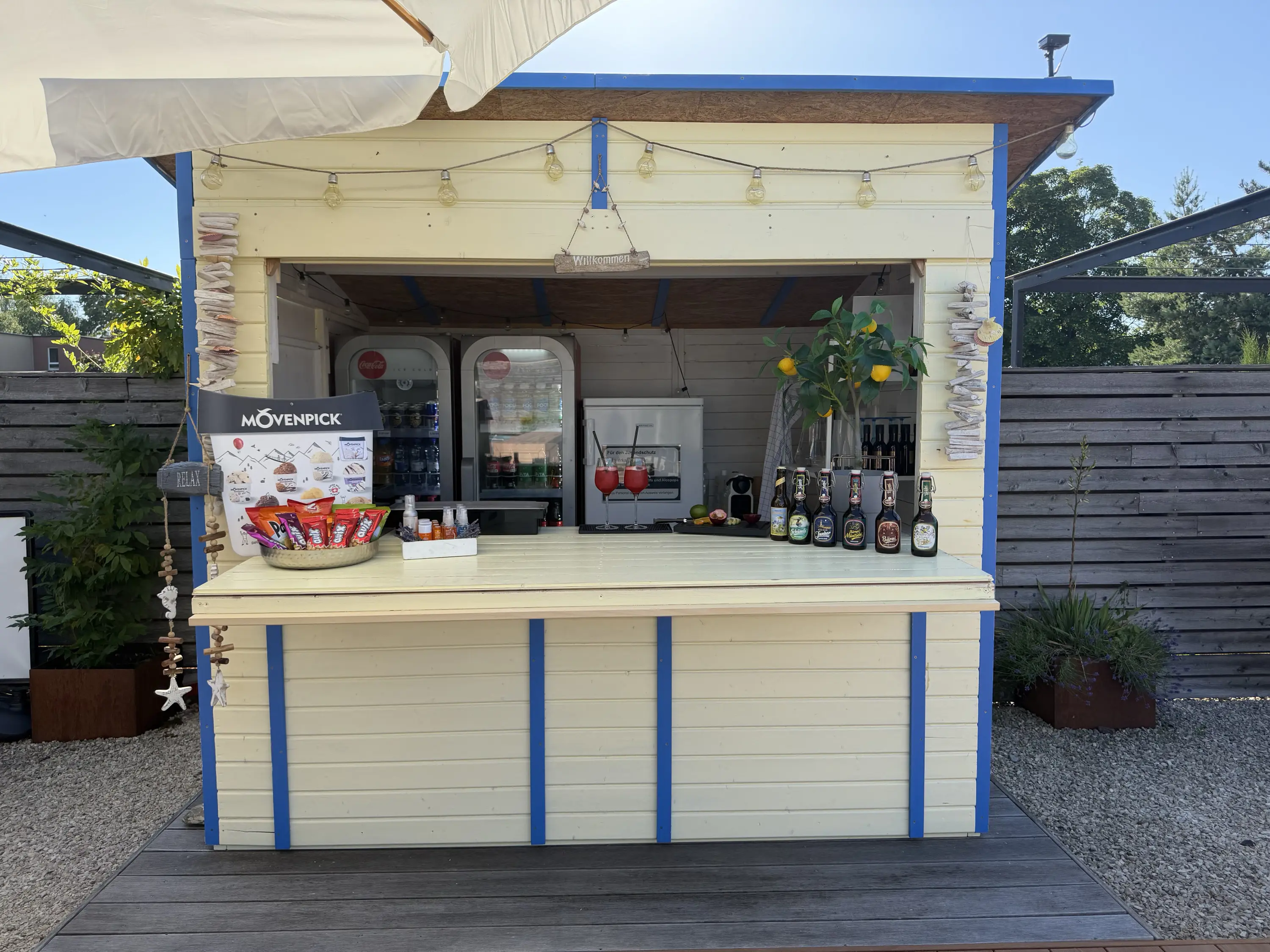 Sommerliche Poolbar mit erfrischenden Getränken und Snacks im Garten.