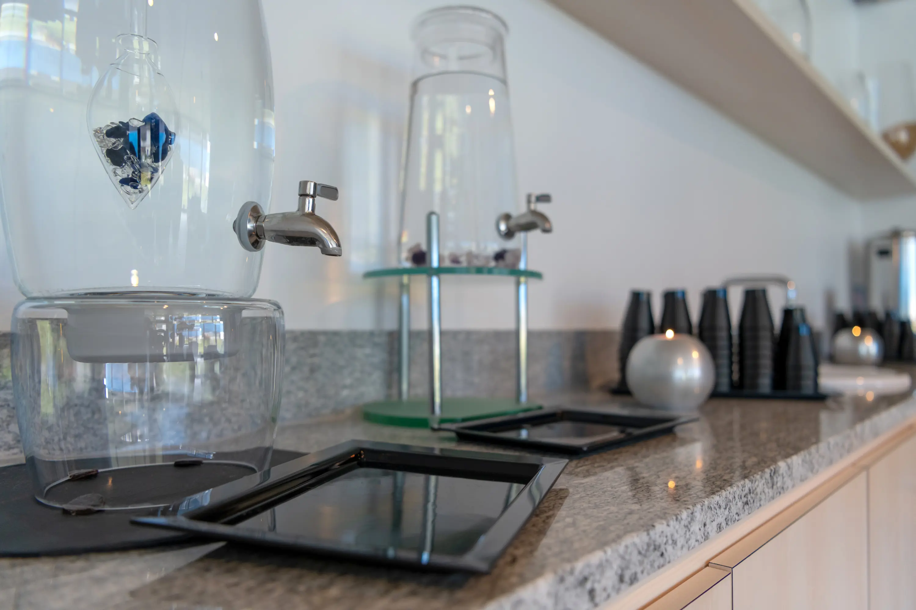 Tee und Wasser im Spa-Bereich