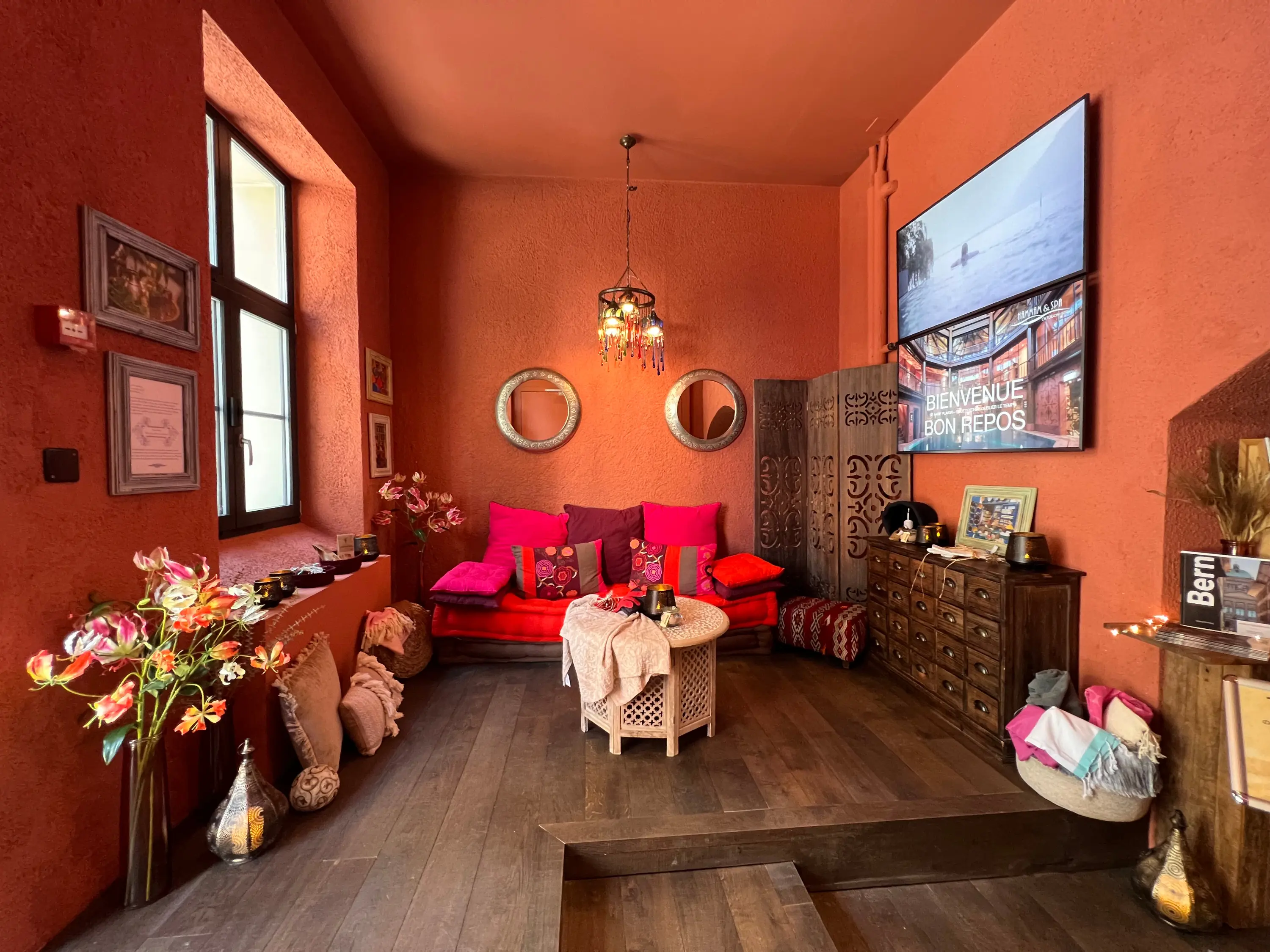 Orientalischer Empfang im Hammam & Spa Oktogon Bern – warmes Licht, duftende Essenzen und herzliche Atmosphäre.