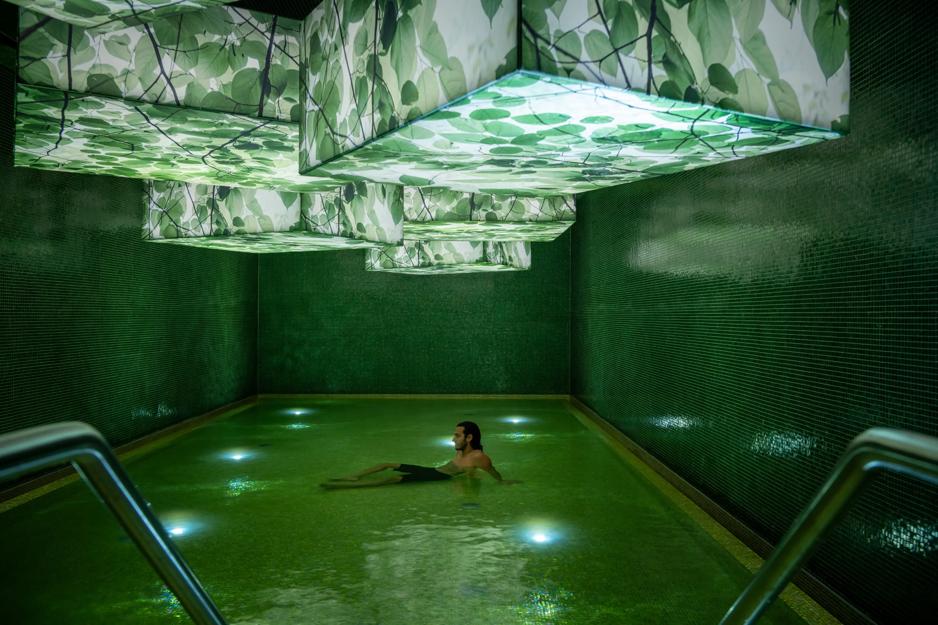 Smaragdbad – ruhig, warm und atmosphärisch, ein Ort für tiefe Entspannung und Regeneration.