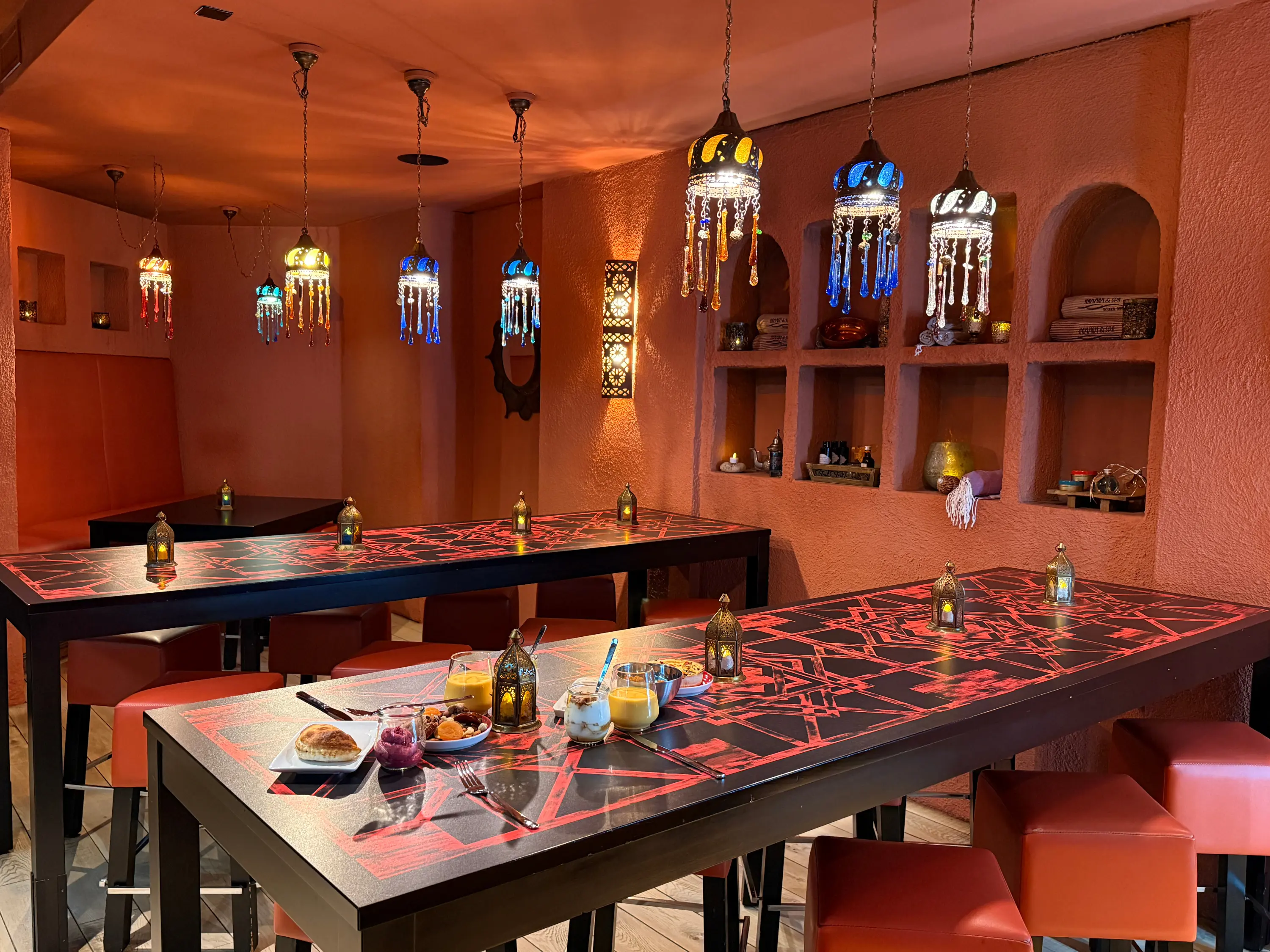 Im Bistro des Hammam erwarten dich orientalische Köstlichkeiten und erfrischende Getränke in stilvollem Ambiente.