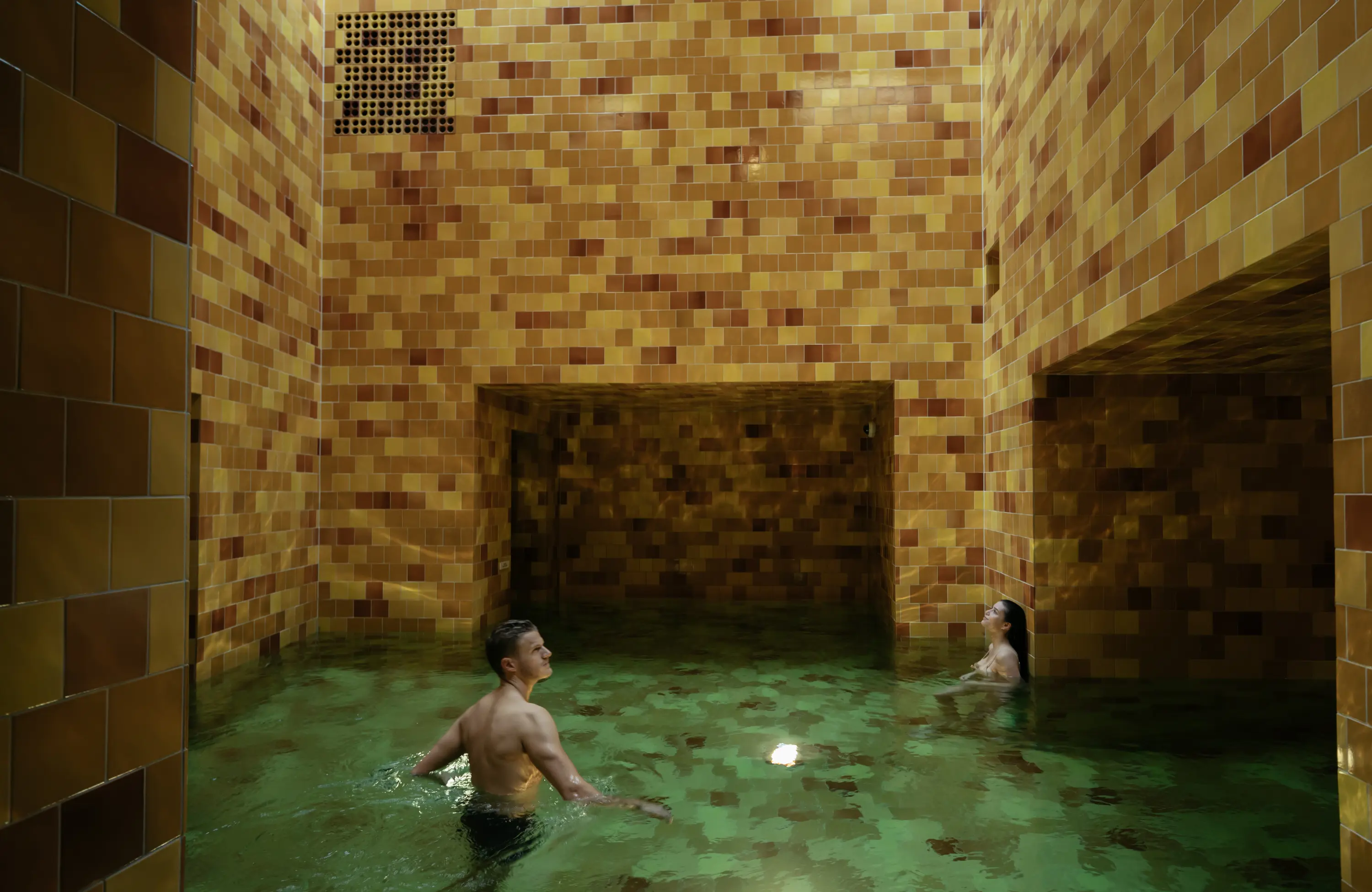 Entspannen im Alpenbad im Mineralbad & Spa