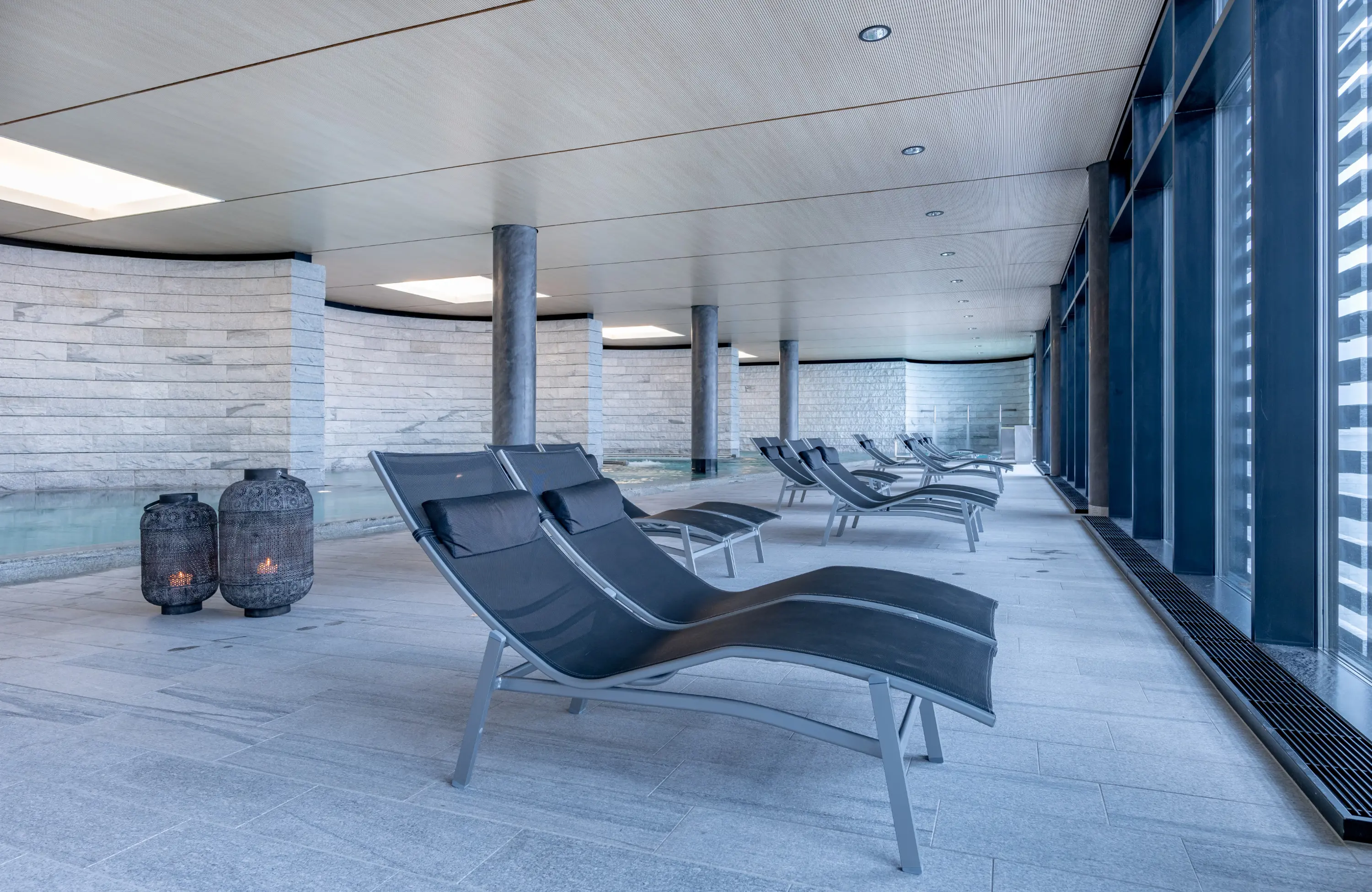 Grosse Badehalle mit Liegestühlen