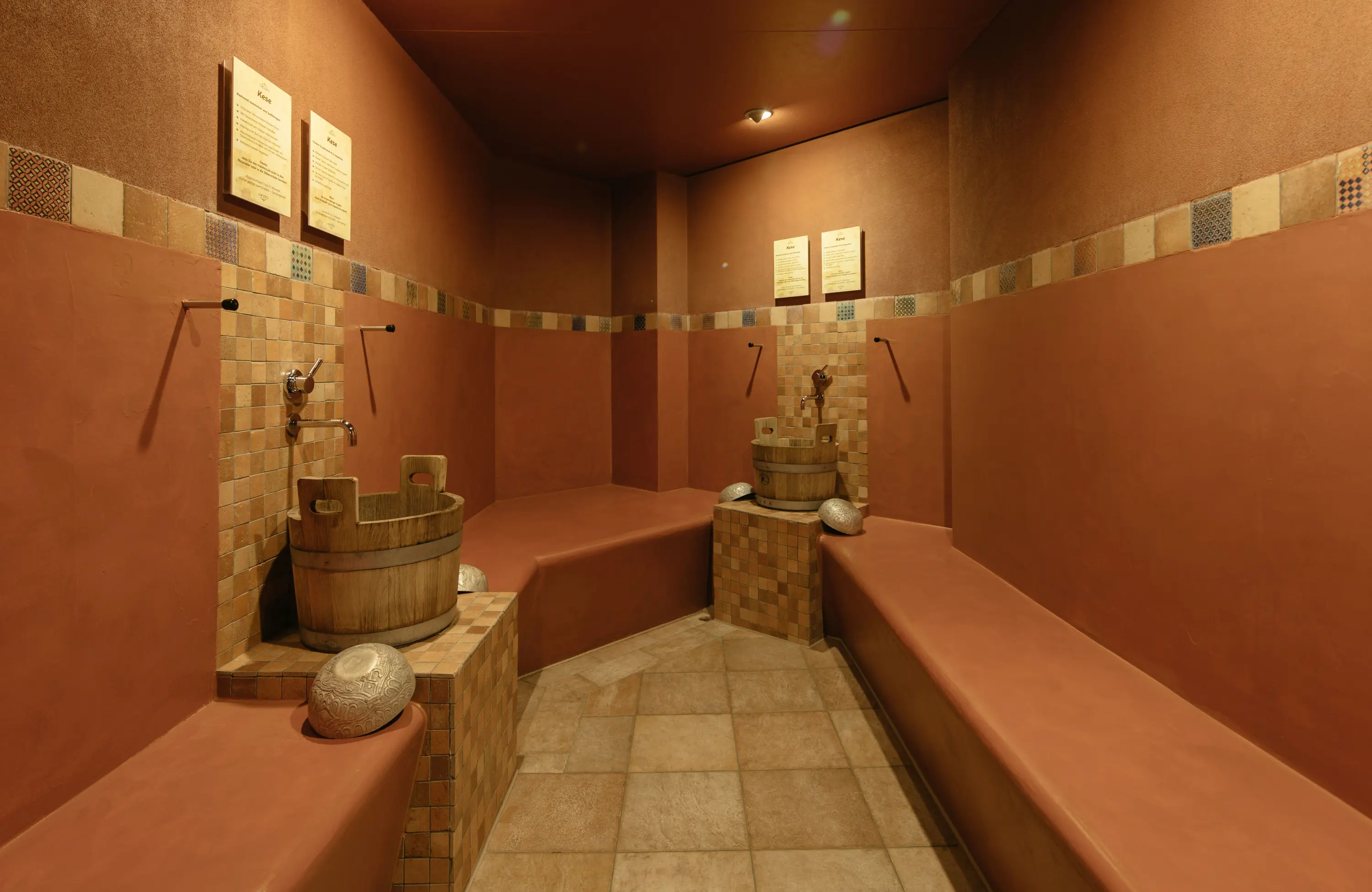 Kese-Raum im Hammam – traditionelles Peeling mit Handschuh für reine, glatte Haut.