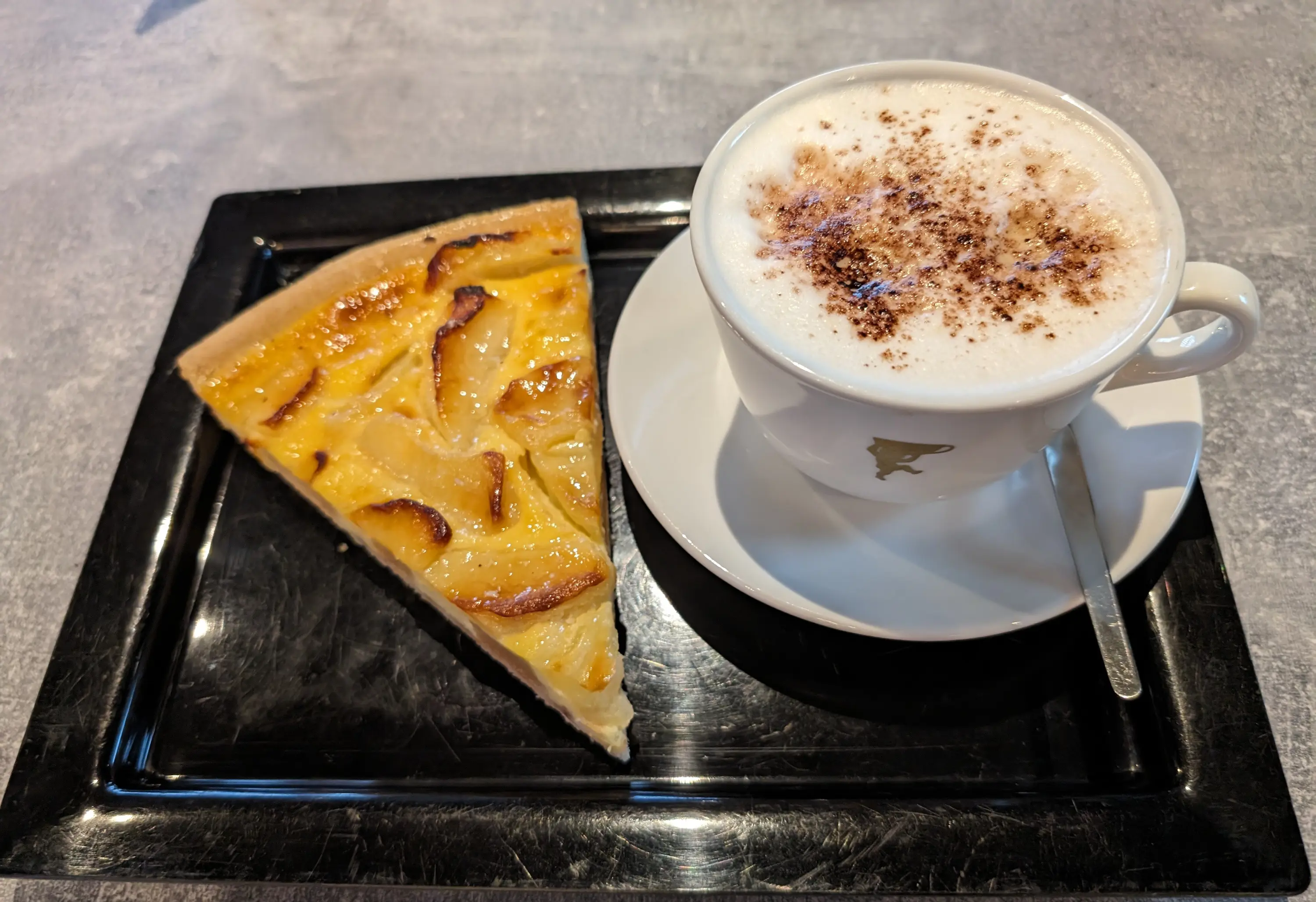 Gâteaux et cappuccino