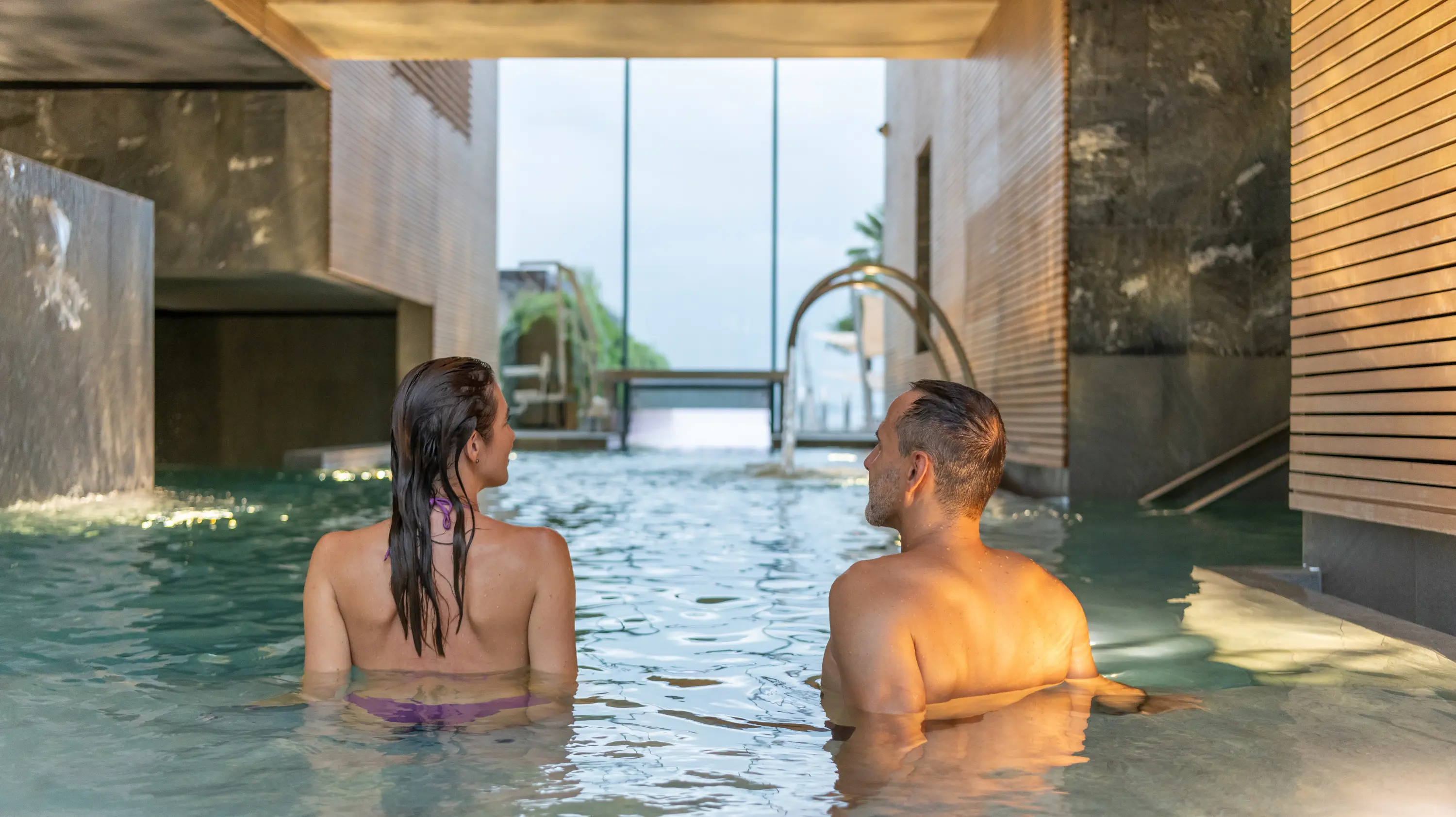 Zu zweit entspannen im NaturSolebad im Termali Salini & Spa