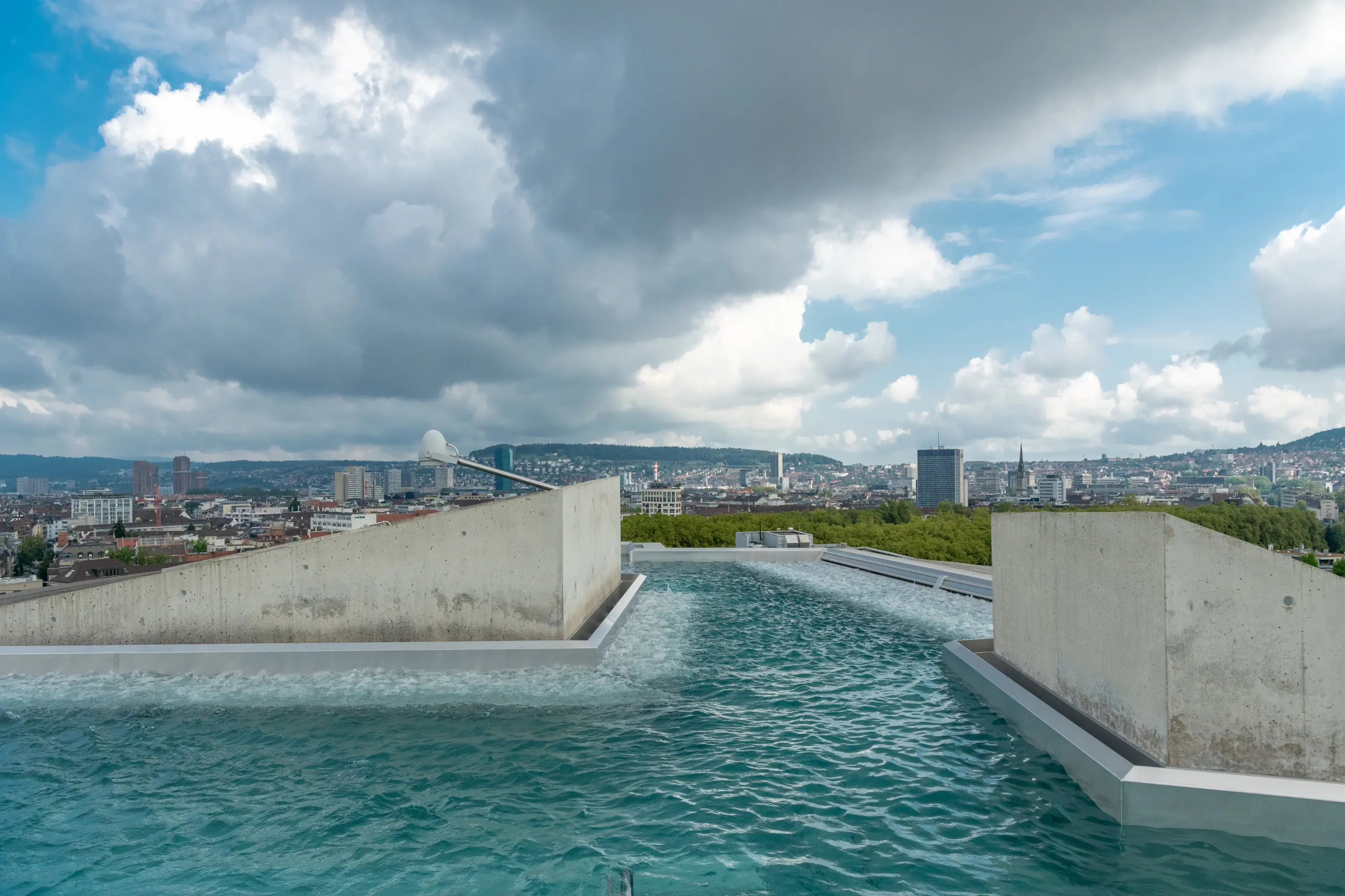 Infinity-Pool auf dem Dach – entspannter Schwebezustand mit Weitblick über die Stadt Zürich.