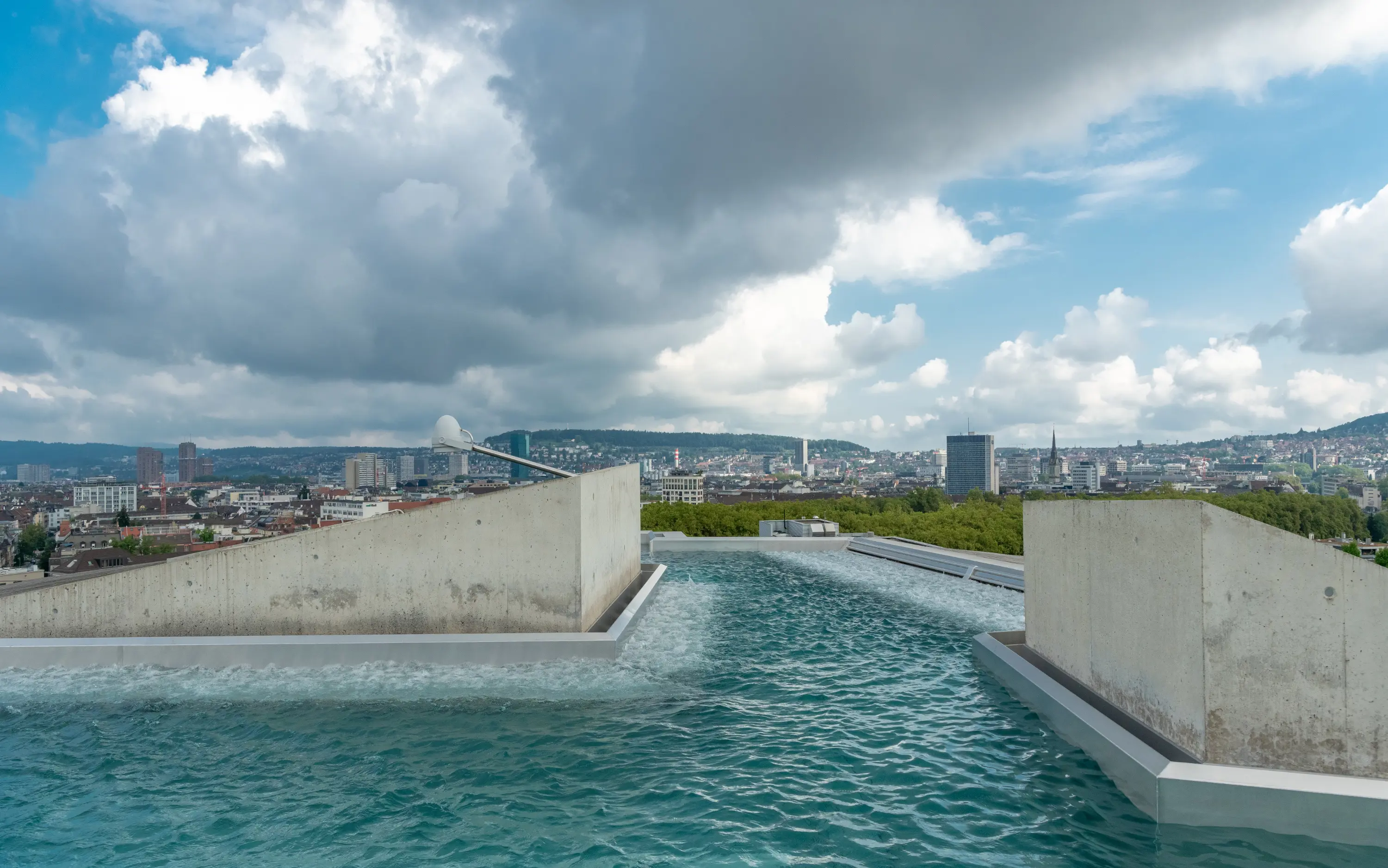 Infinity-Pool auf dem Dach – entspannter Schwebezustand mit Weitblick über die Stadt Zürich.