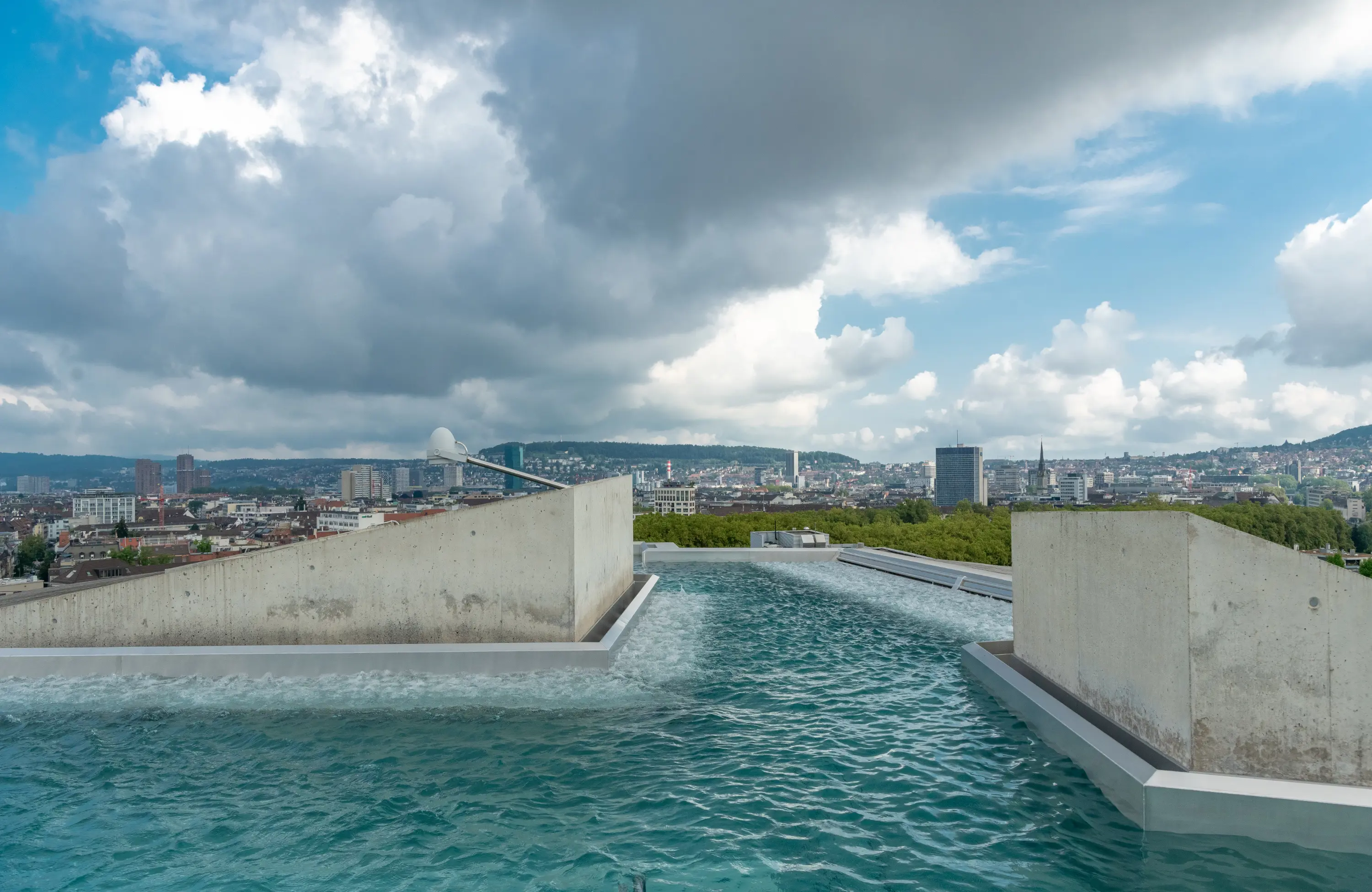 Infinity-Pool auf dem Dach – entspannter Schwebezustand mit Weitblick über die Stadt Zürich.