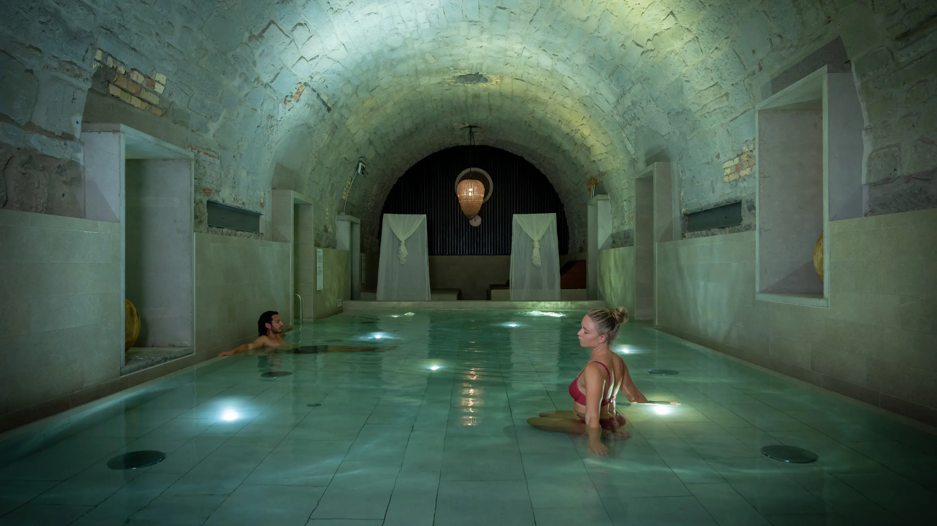 Frau und Mann erleben das römisch-irische Spa-Ritual im Hürlimannbad Zürich – entschleunigend und wohltuend.