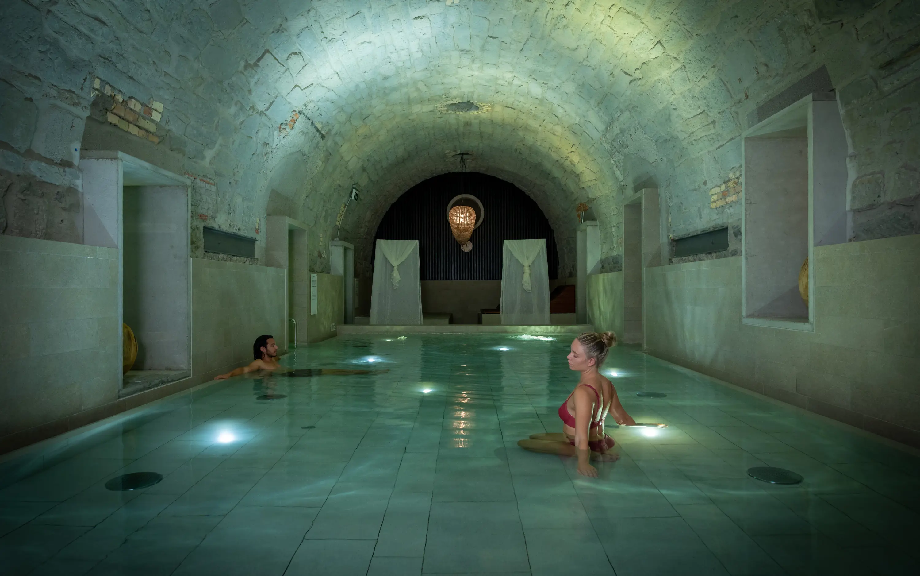 Frau und Mann erleben das römisch-irische Spa-Ritual im Hürlimannbad Zürich – entschleunigend und wohltuend.