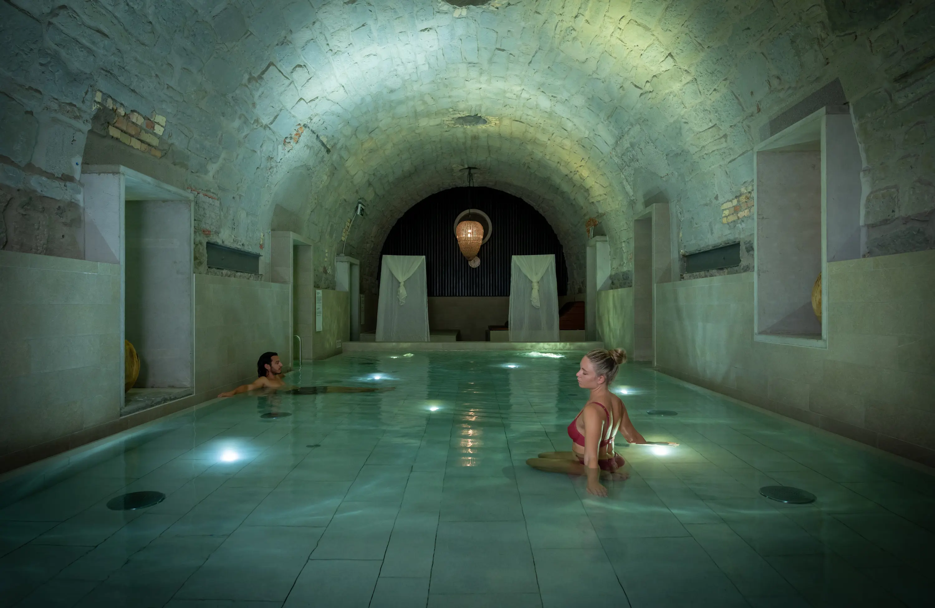 Frau und Mann erleben das römisch-irische Spa-Ritual im Hürlimannbad Zürich – entschleunigend und wohltuend.