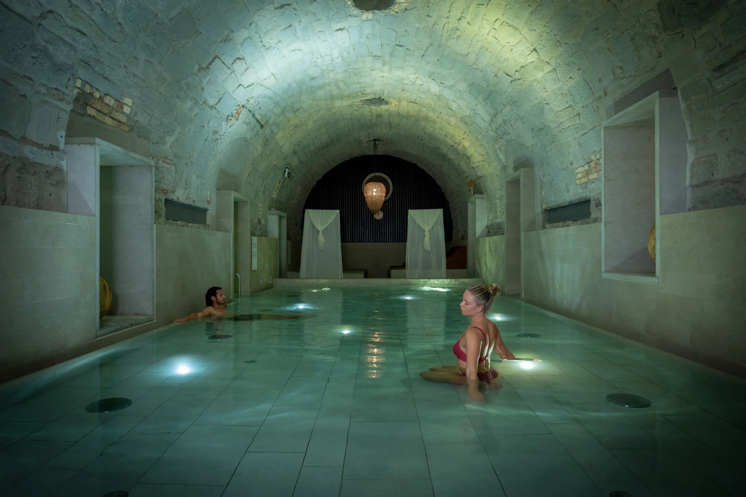 Frau und Mann erleben das römisch-irische Spa-Ritual im Hürlimannbad Zürich – entschleunigend und wohltuend.