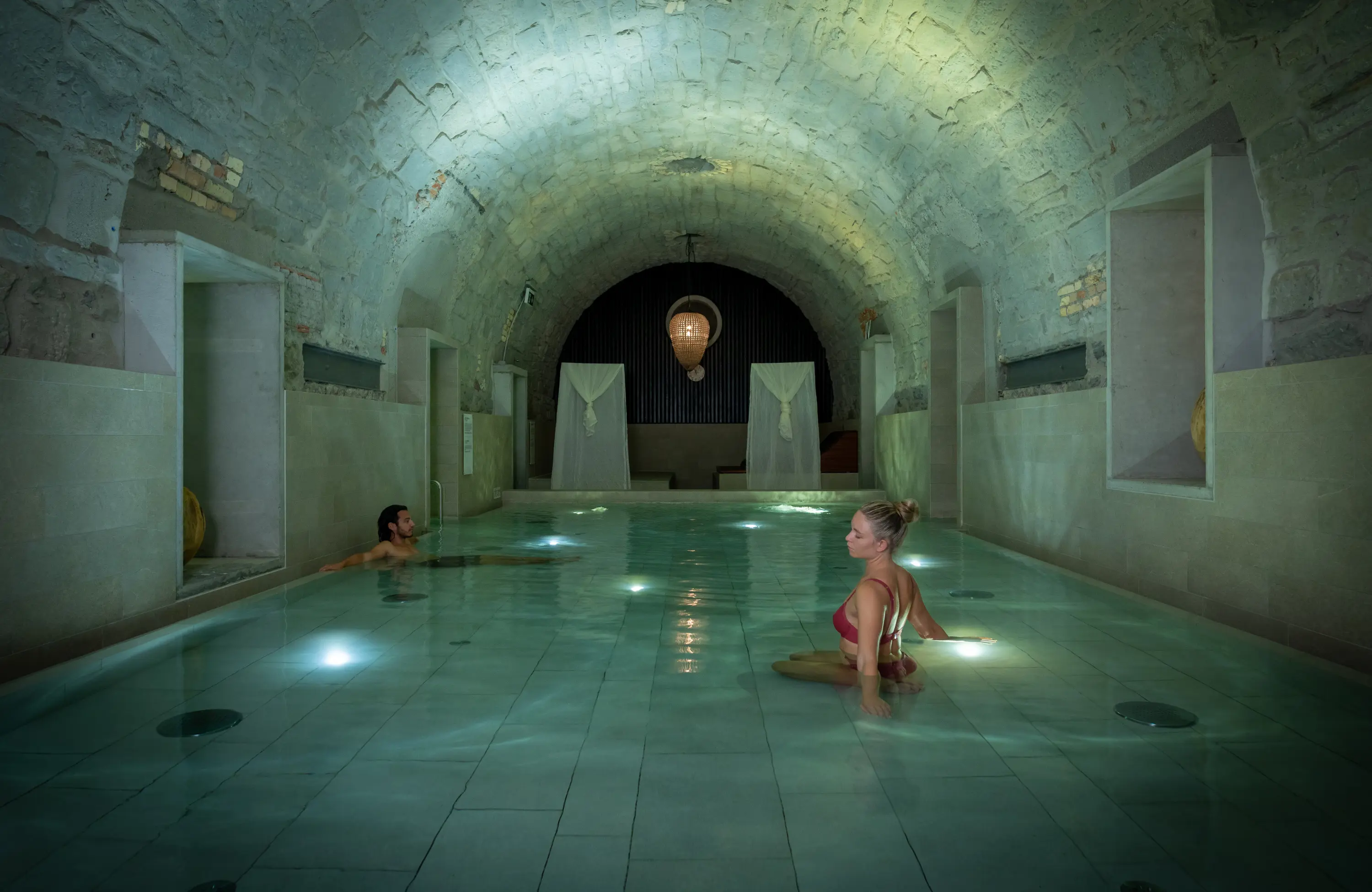 Frau und Mann erleben das römisch-irische Spa-Ritual im Hürlimannbad Zürich – entschleunigend und wohltuend.