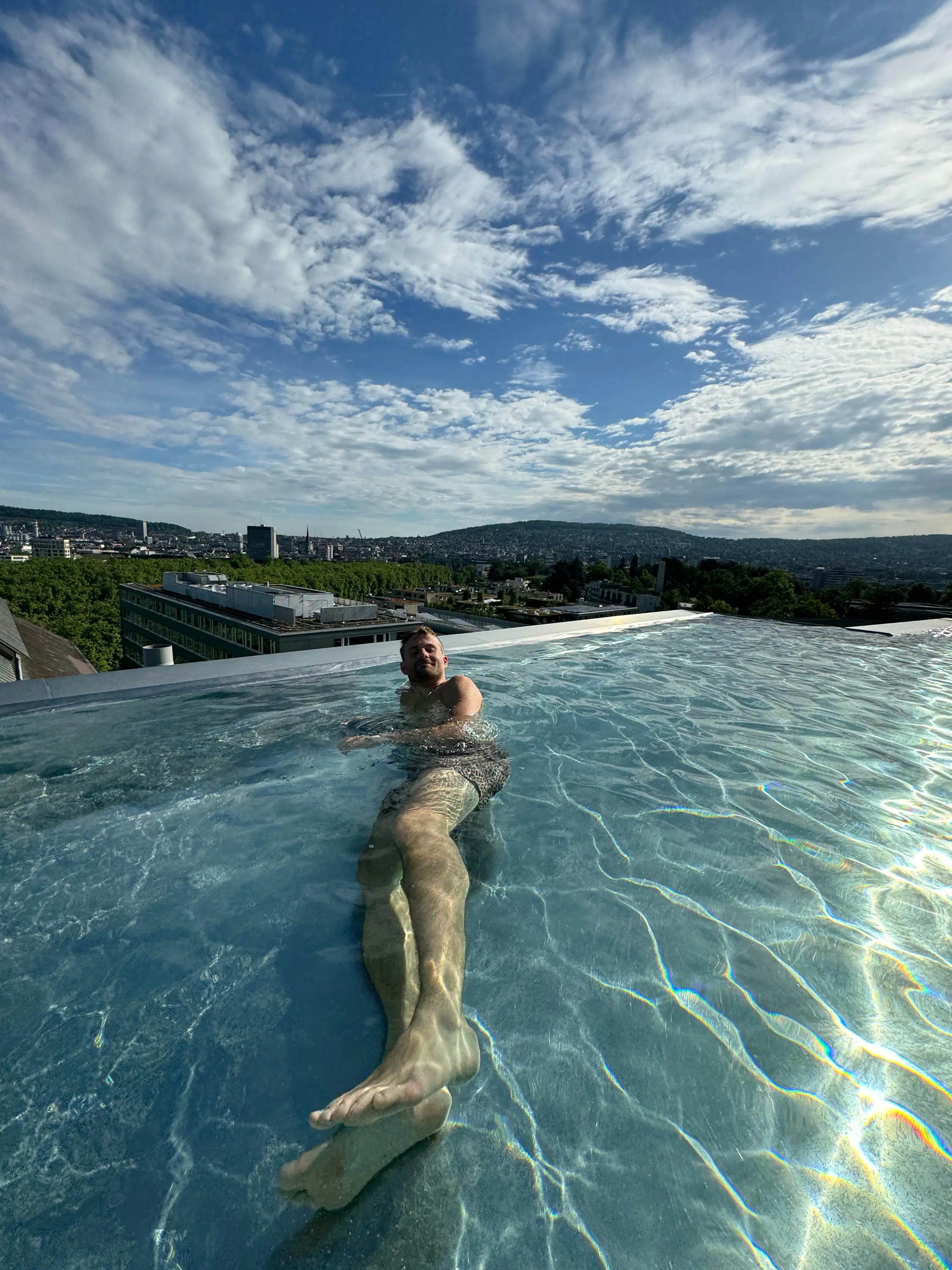 Nicolas Huber entspannt im Infinity-Pool auf dem Dach im Hürlimannbad & Spa