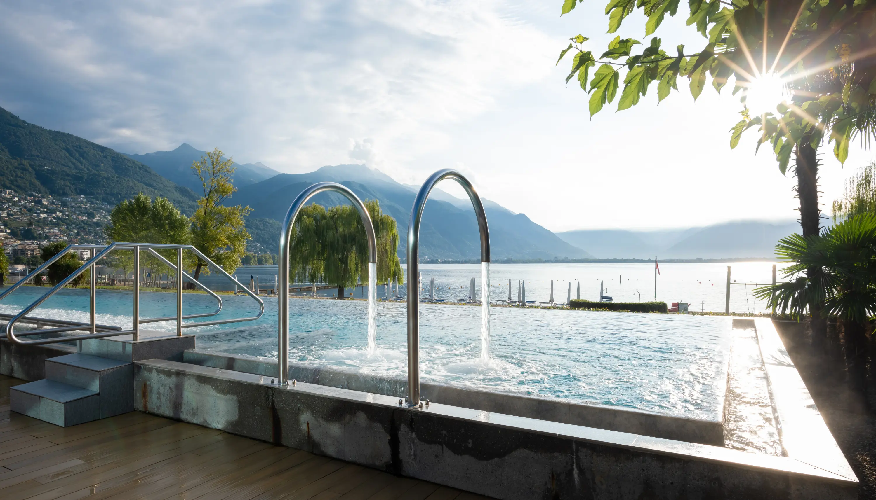 Aussenpool mit Sicht auf den Lago Maggiore