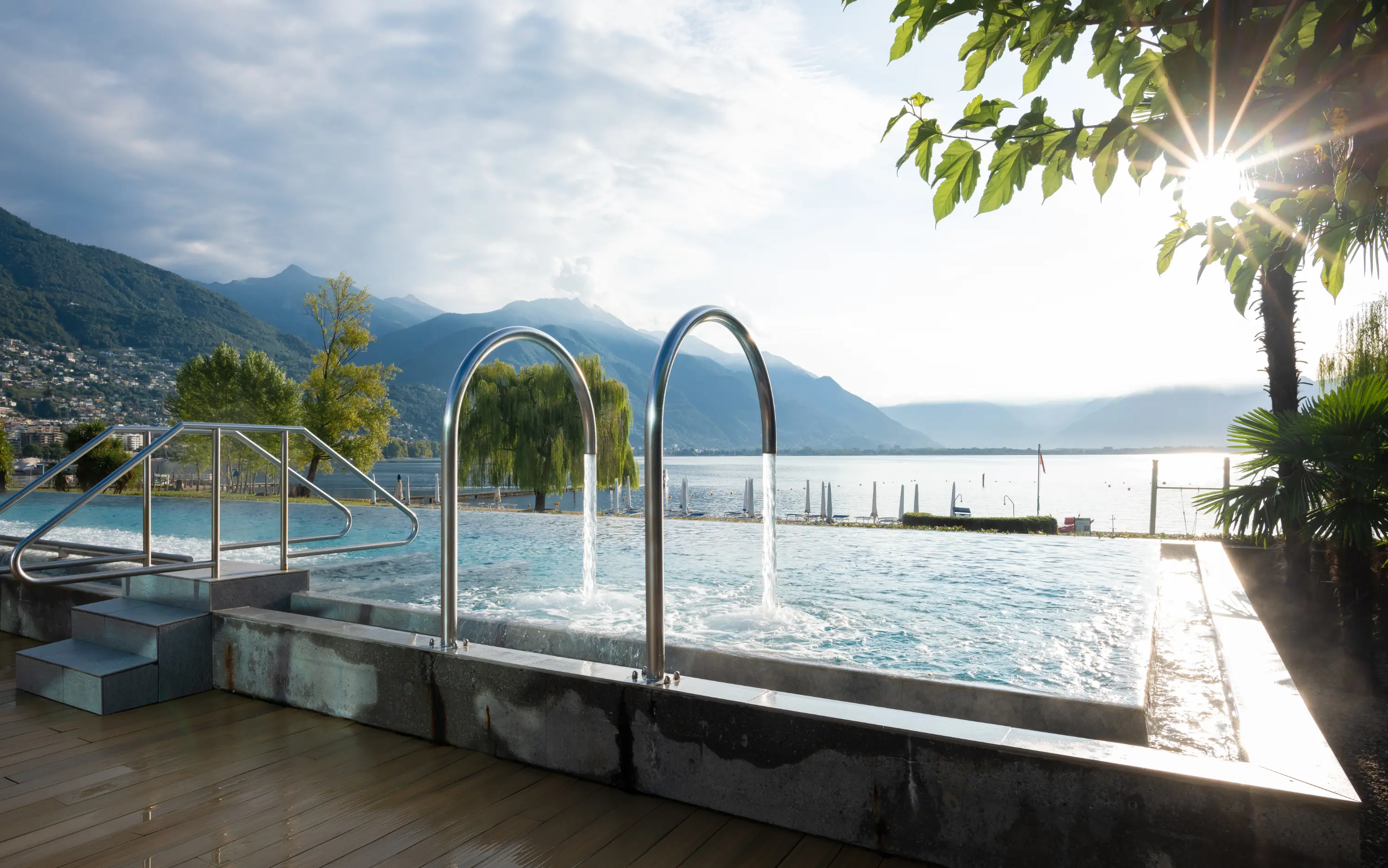 Aussenpool mit Sicht auf den Lago Maggiore