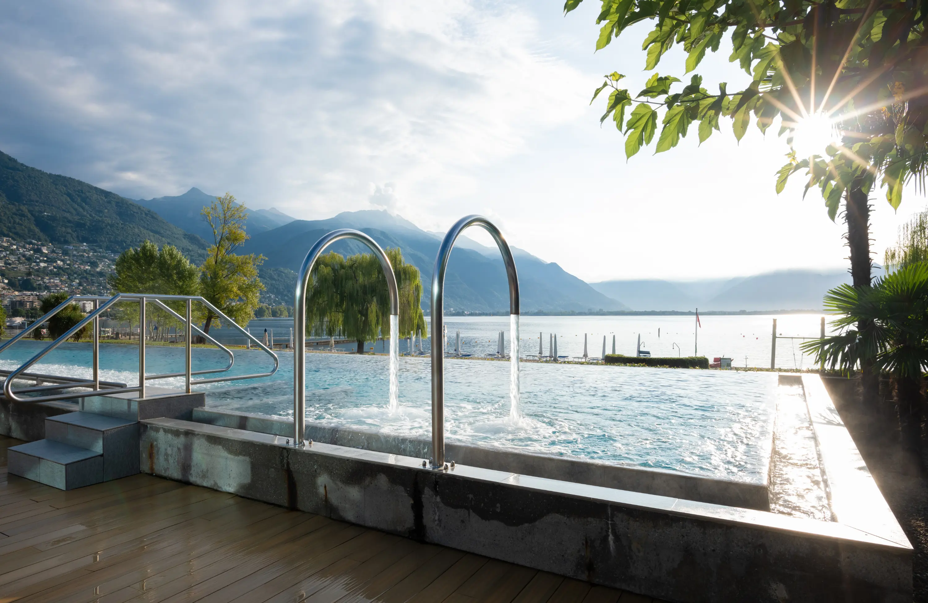 Aussenpool mit Sicht auf den Lago Maggiore