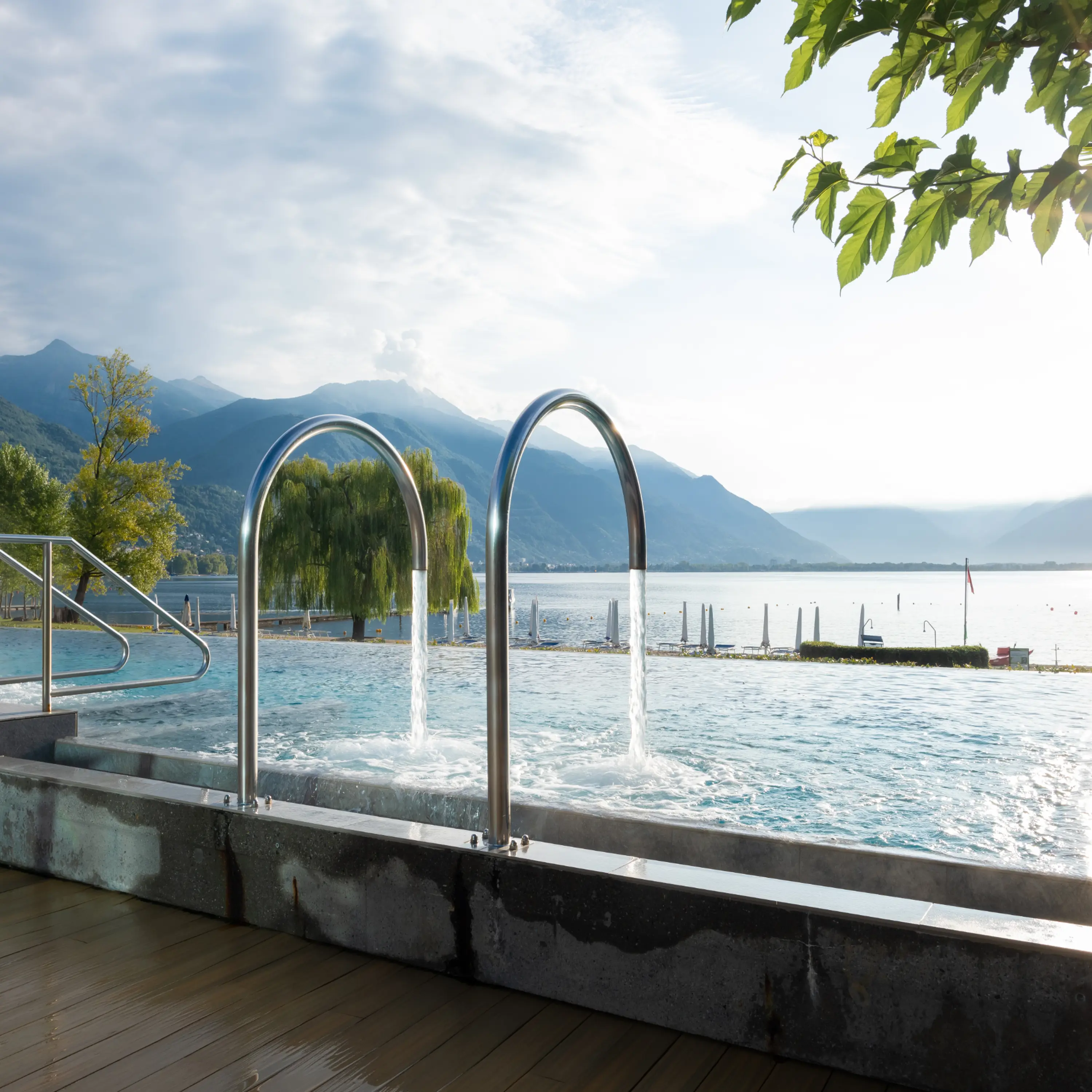 Aussenpool mit Sicht auf den Lago Maggiore