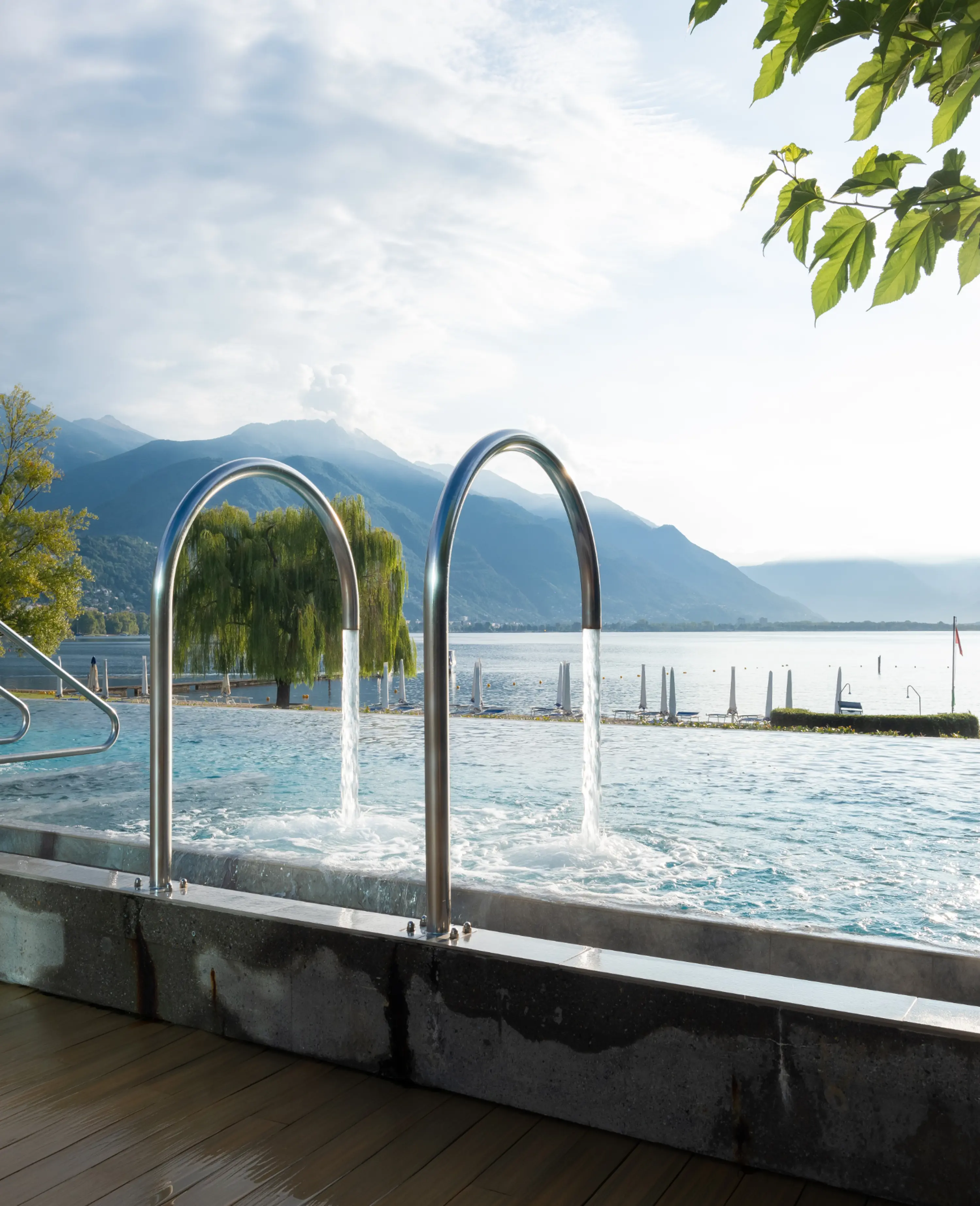 Aussenpool mit Sicht auf den Lago Maggiore