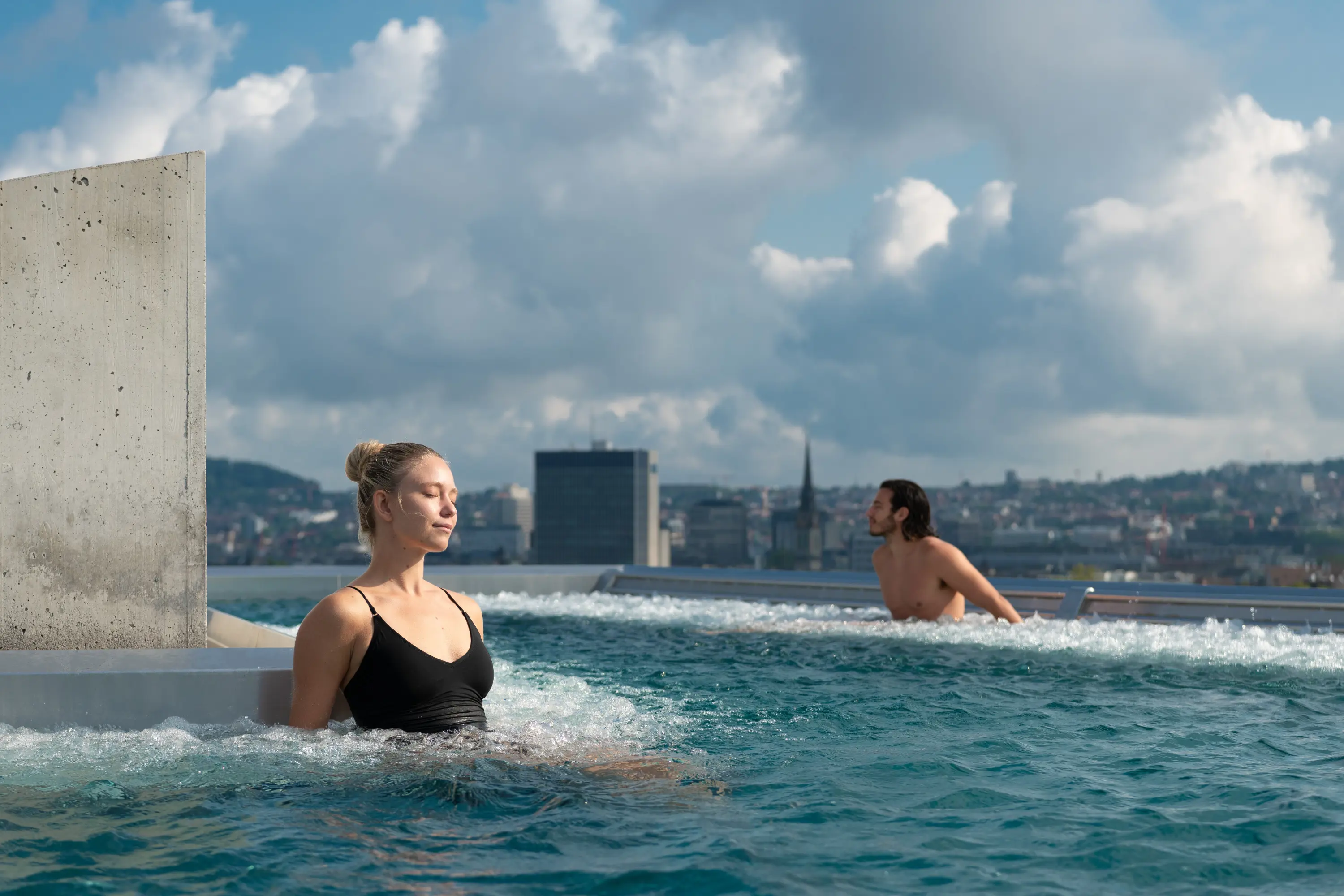 Wellness über den Dächern Zürichs – im Infinity-Pool des Hürlimannbad Zürich
