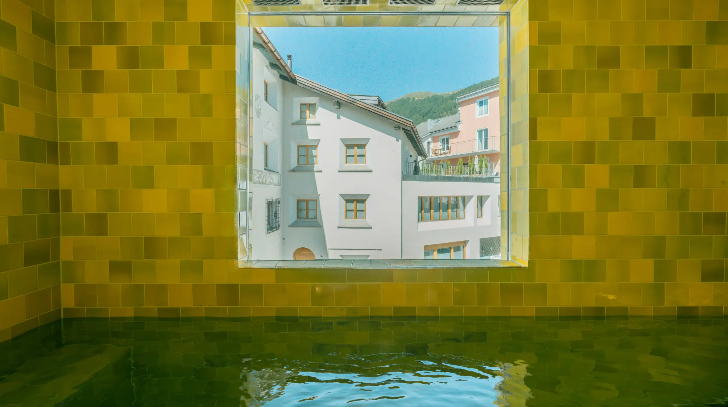 Schöne Ausblicke im Mineralbad Samedan