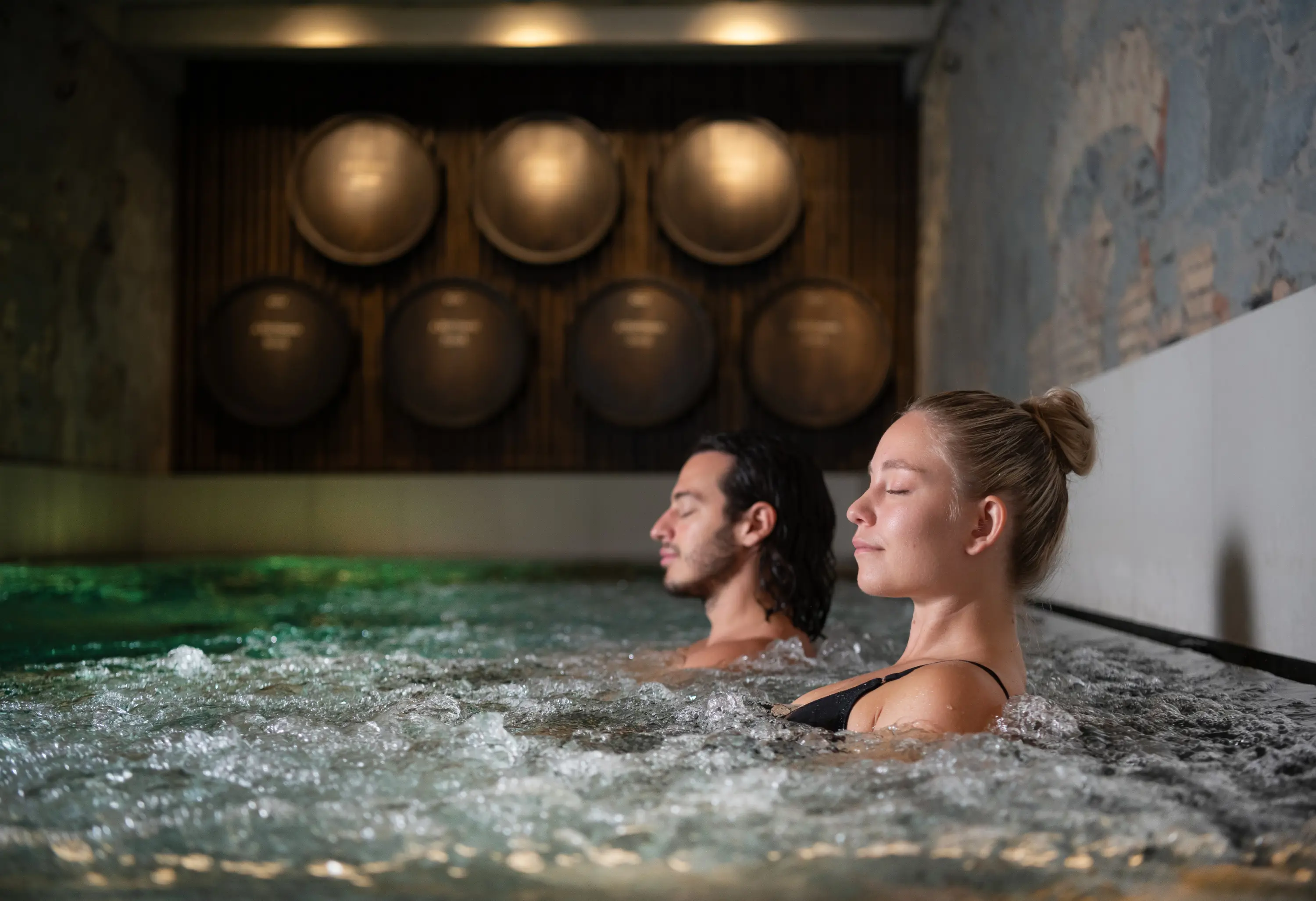 Sprudelndes Wohlgefühl im Thermalbadbereich des Hürlimannbad Zürich – pure Entspannung.