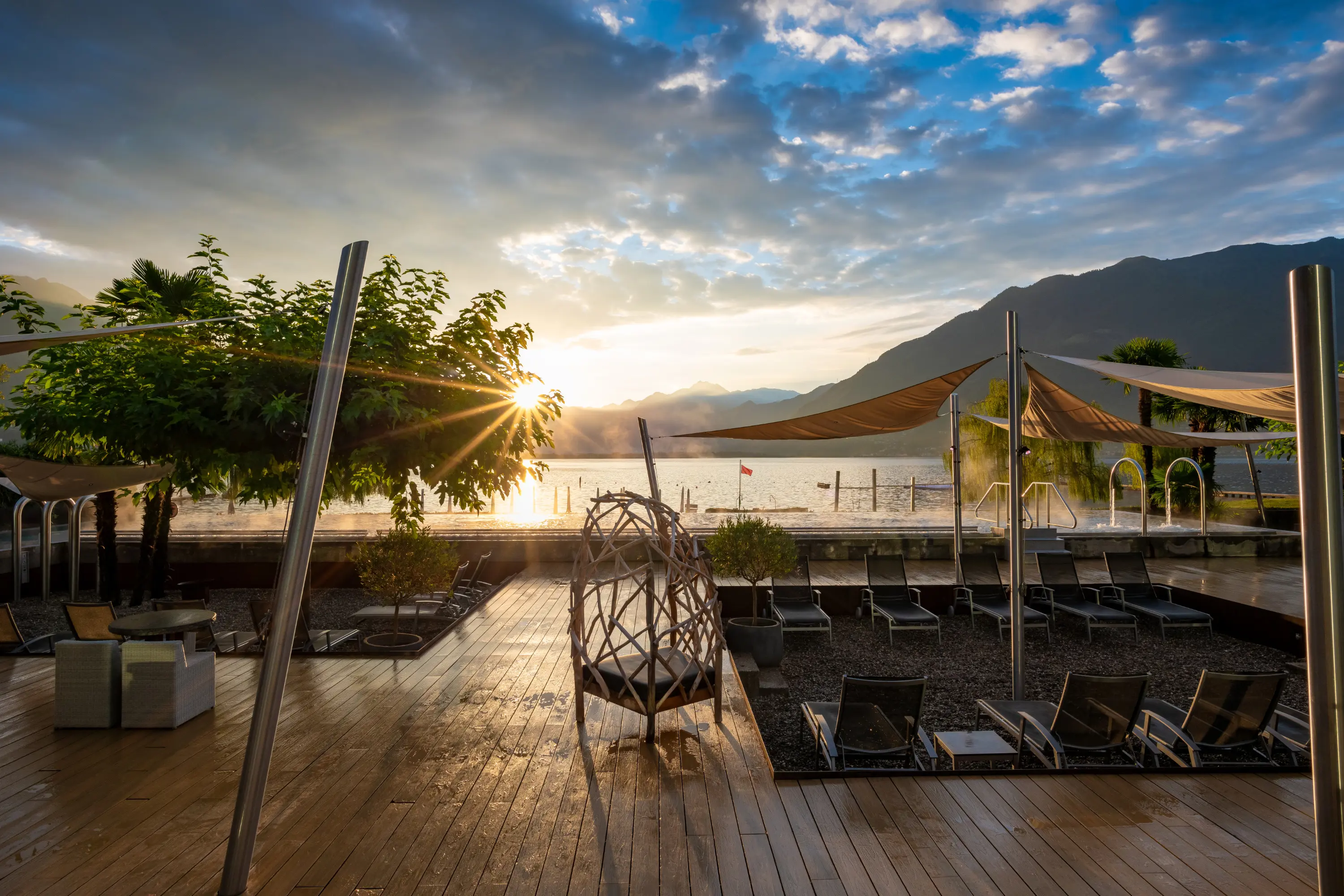 Blick vom Termali Salini Locarno auf das Aussenbad und den Lago Maggiore.
