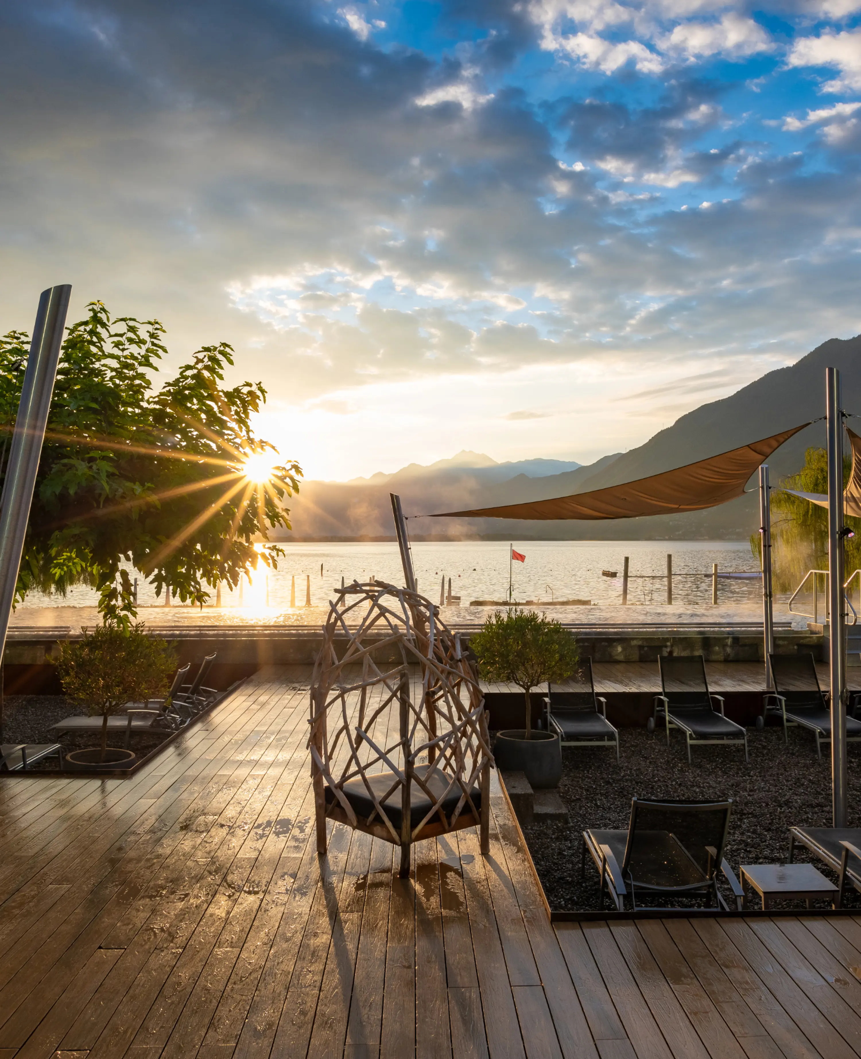 Blick vom Termali Salini Locarno auf das Aussenbad und den Lago Maggiore.