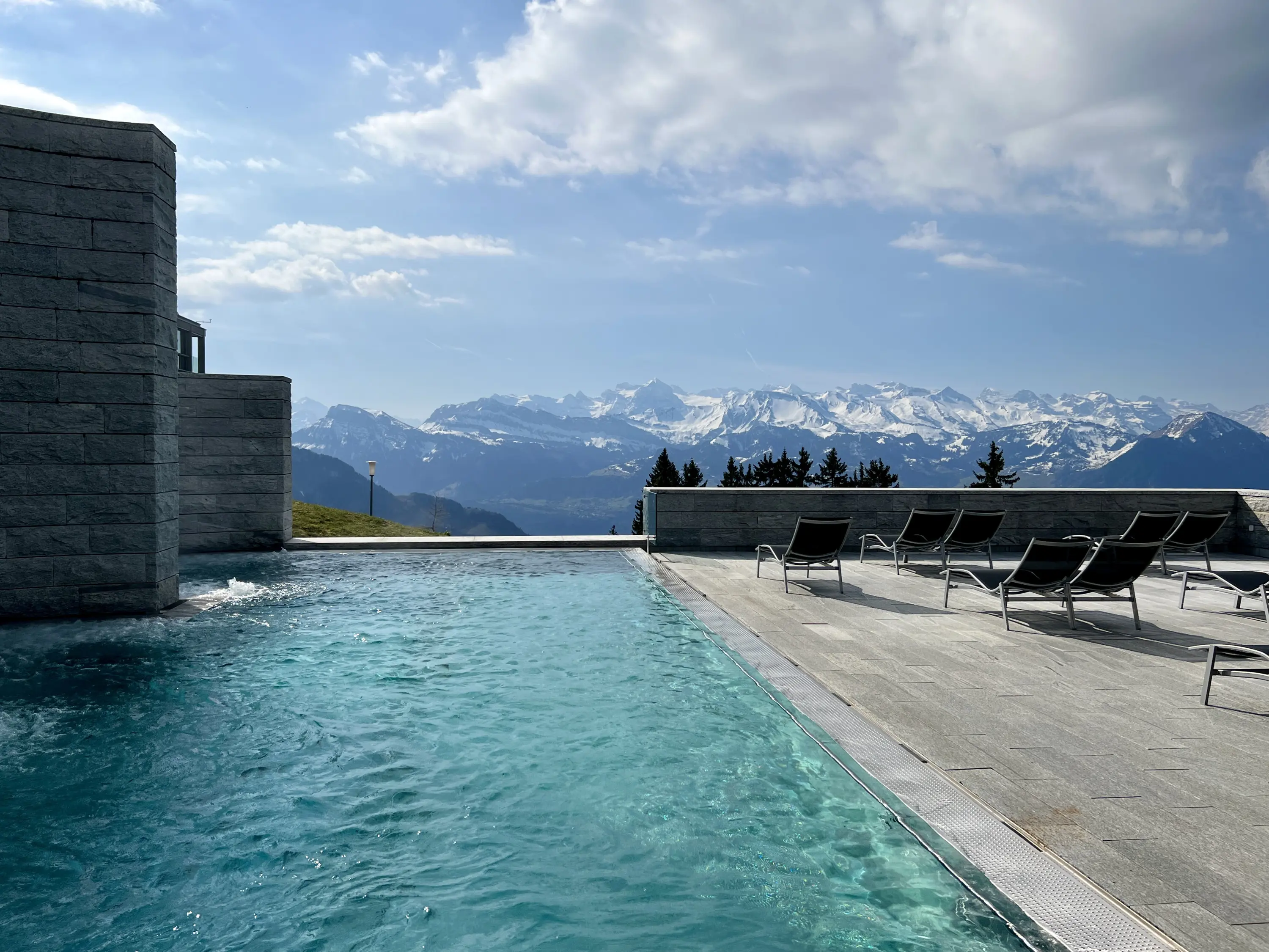 Baden mit Blick auf die Bergwelt auf 1433 m ü. M. auf der Rigi