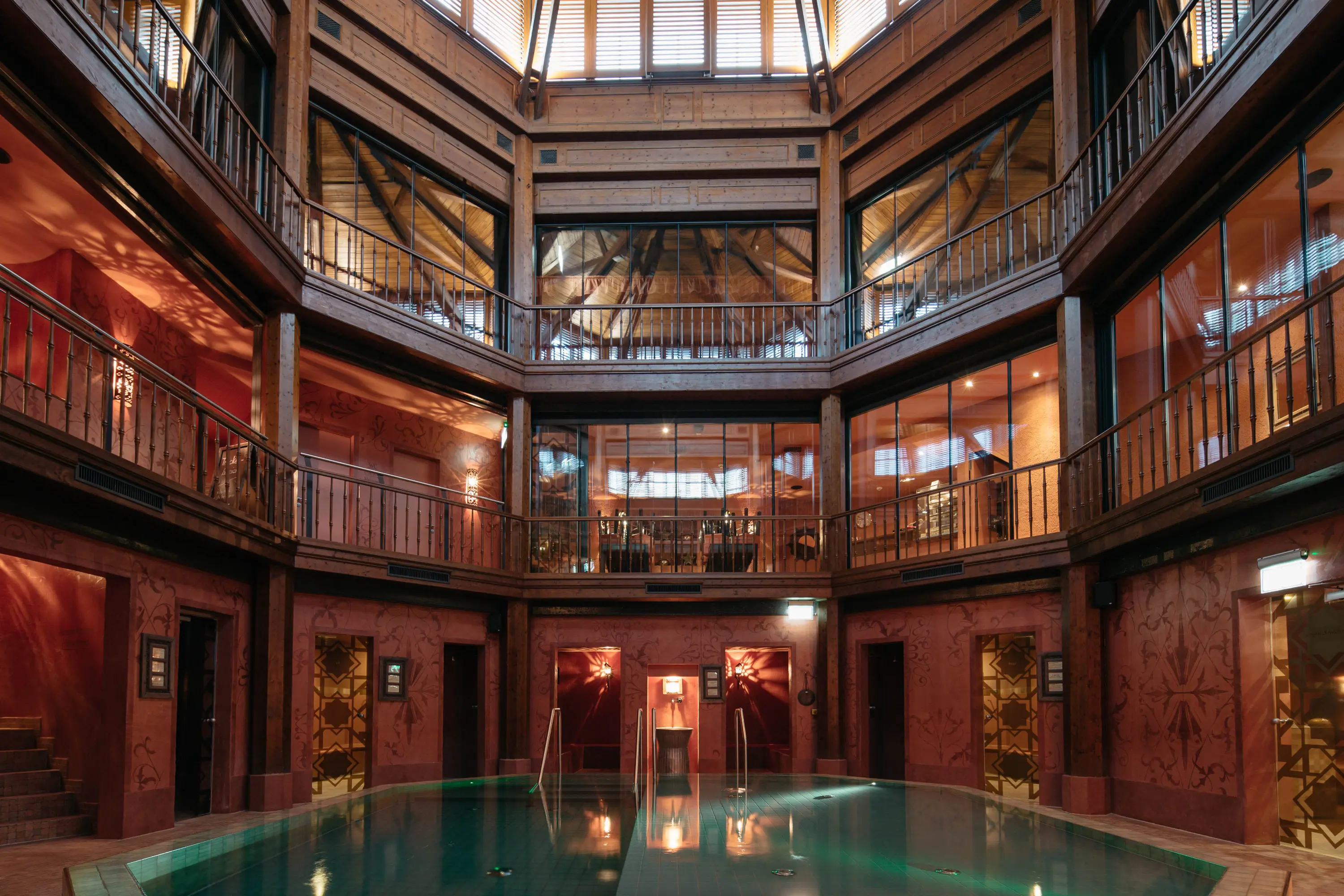 Sicaklik – zentrales Entspannungsbad im Hammam unter der 13 Meter hohen Kuppel.