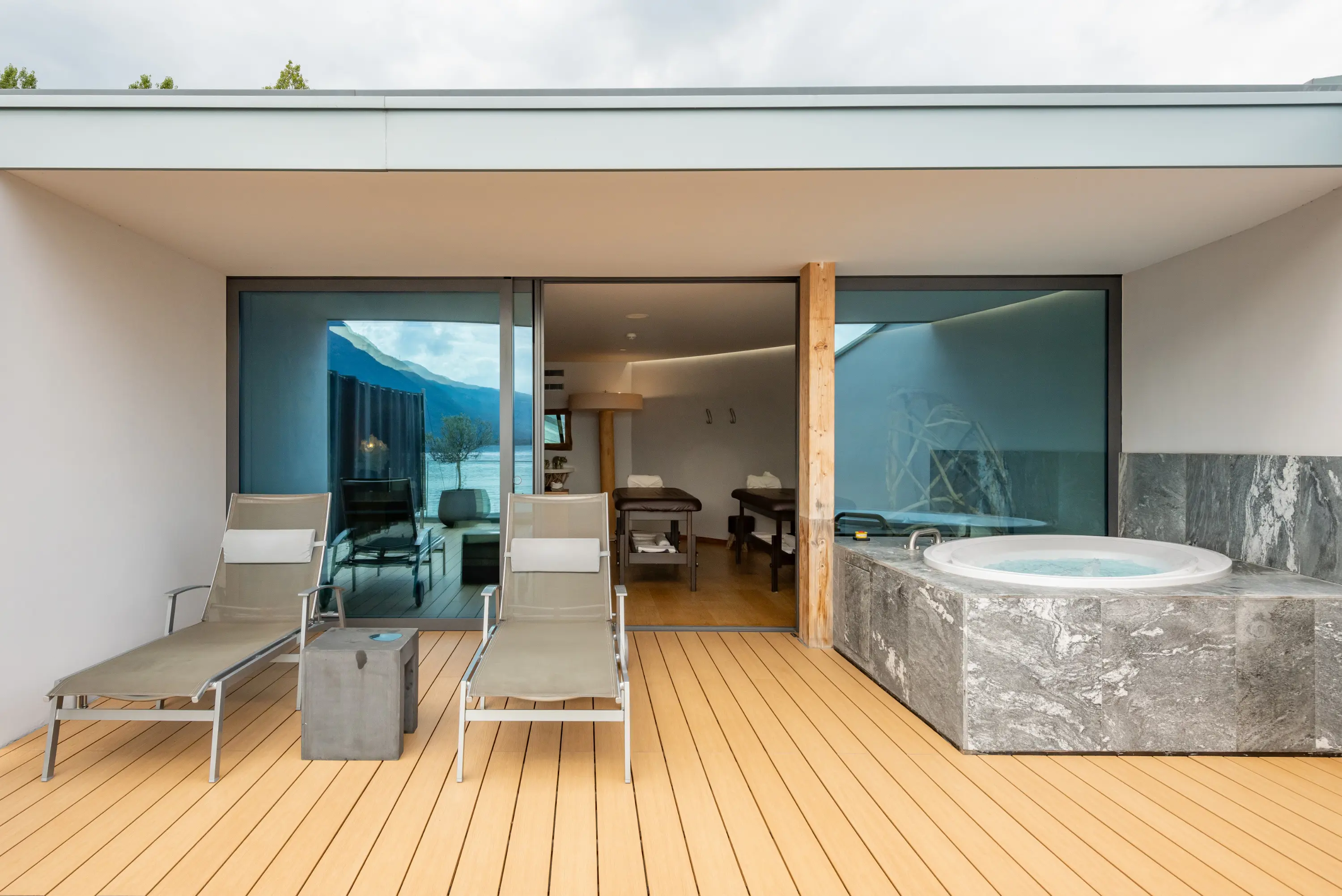 Private Spa im Termali Salini Locarno mit Whirlpool, Seeblick und privater Terrasse – exklusive Wellness-Auszeit am Lago Maggiore.