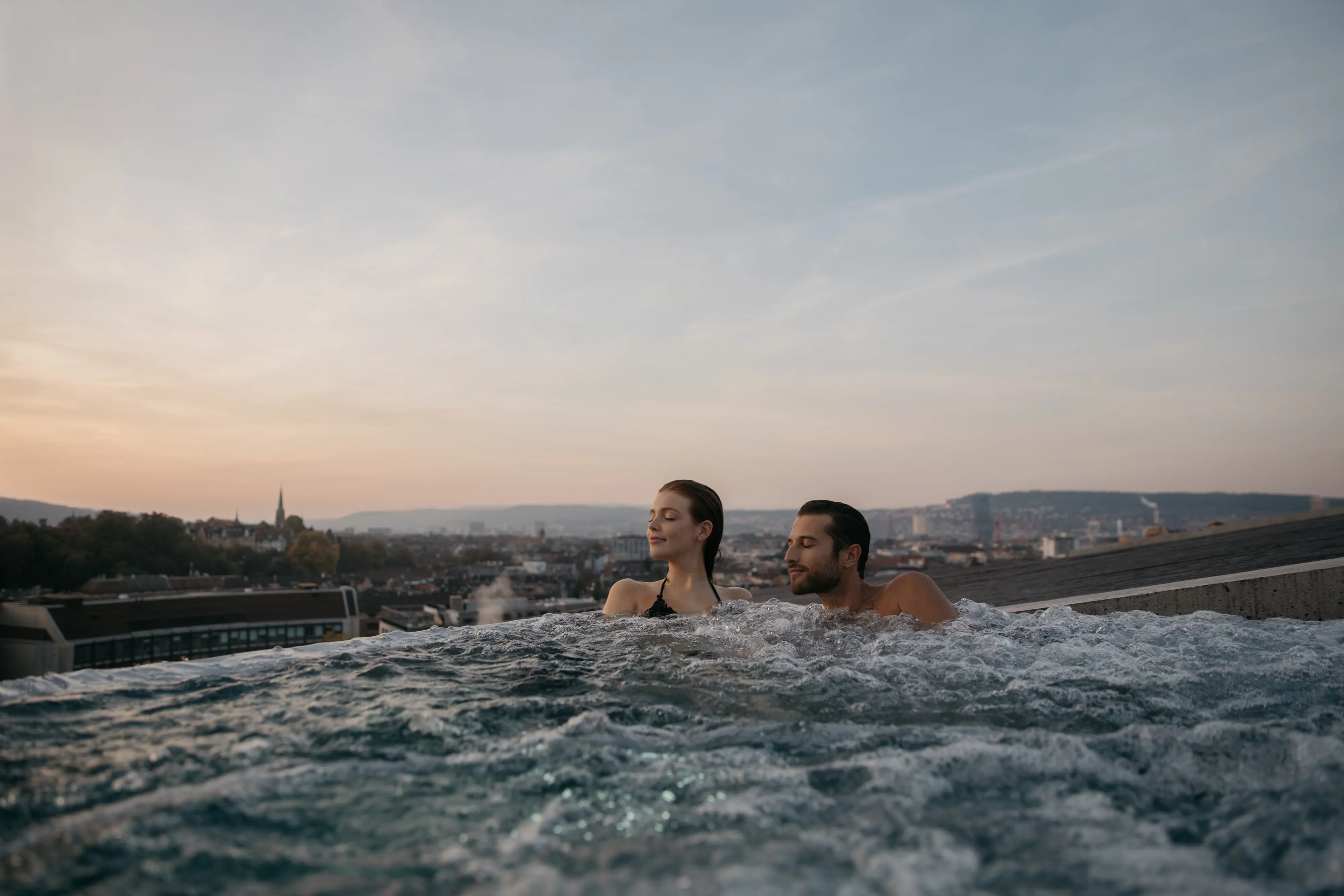Wellness über den Dächern Zürichs – im Dachbad des Hürlimannbad & Spa