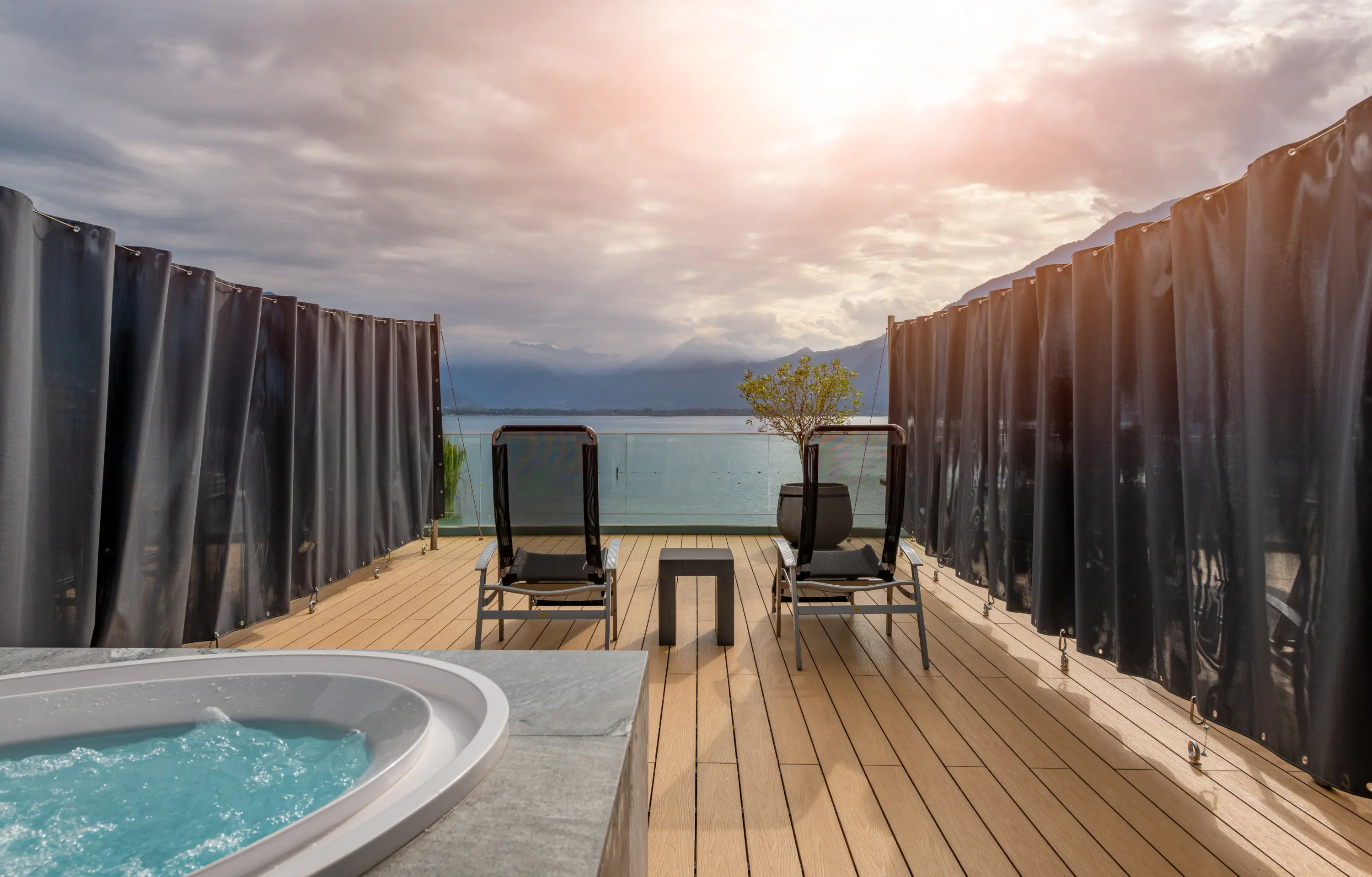 Private Spa mit privater Terrasse, Whirlpool und traumhaftem Blick über den Lago Maggiore im Termali Salini Locarno.